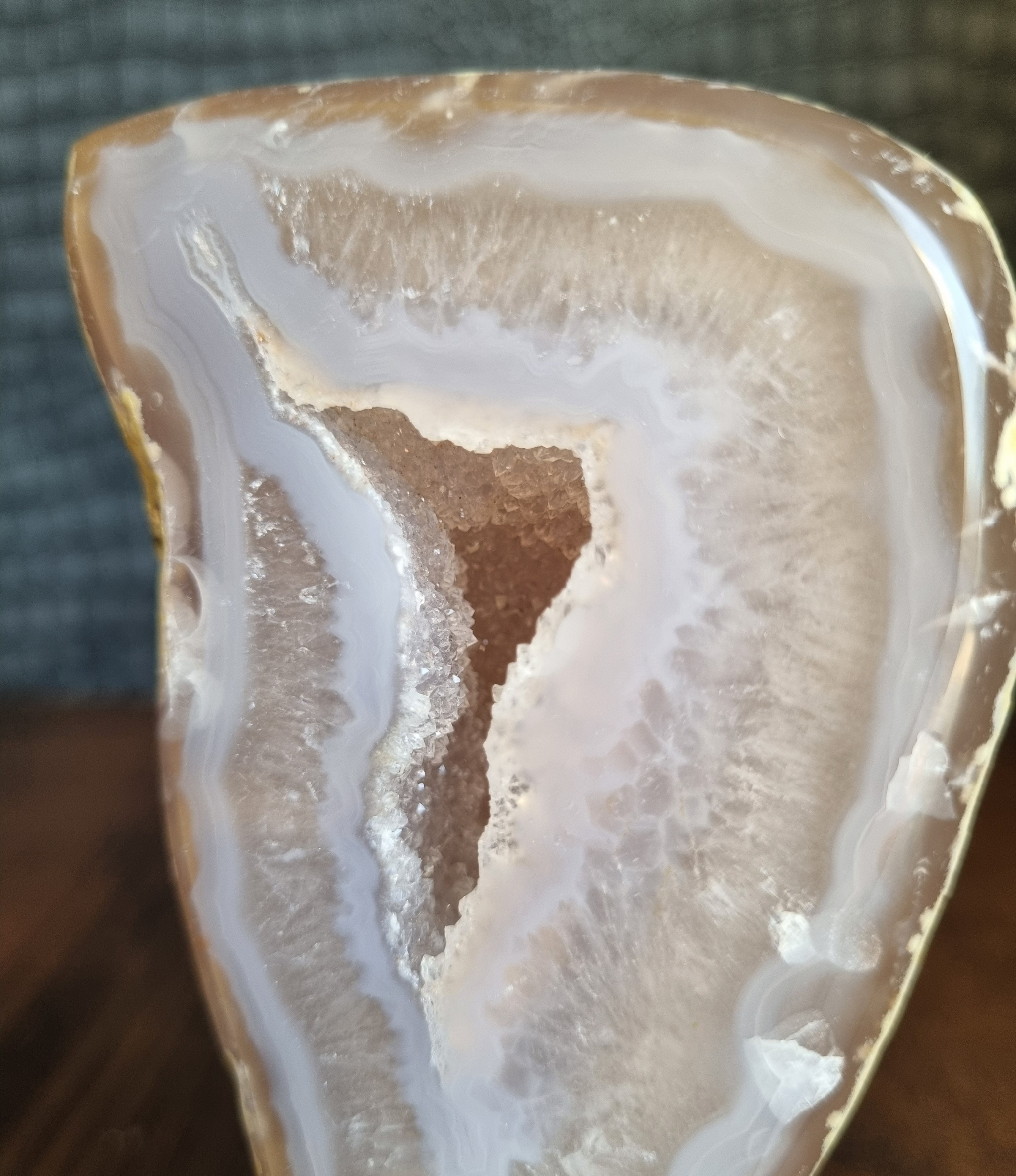 Agaat geode op standaard