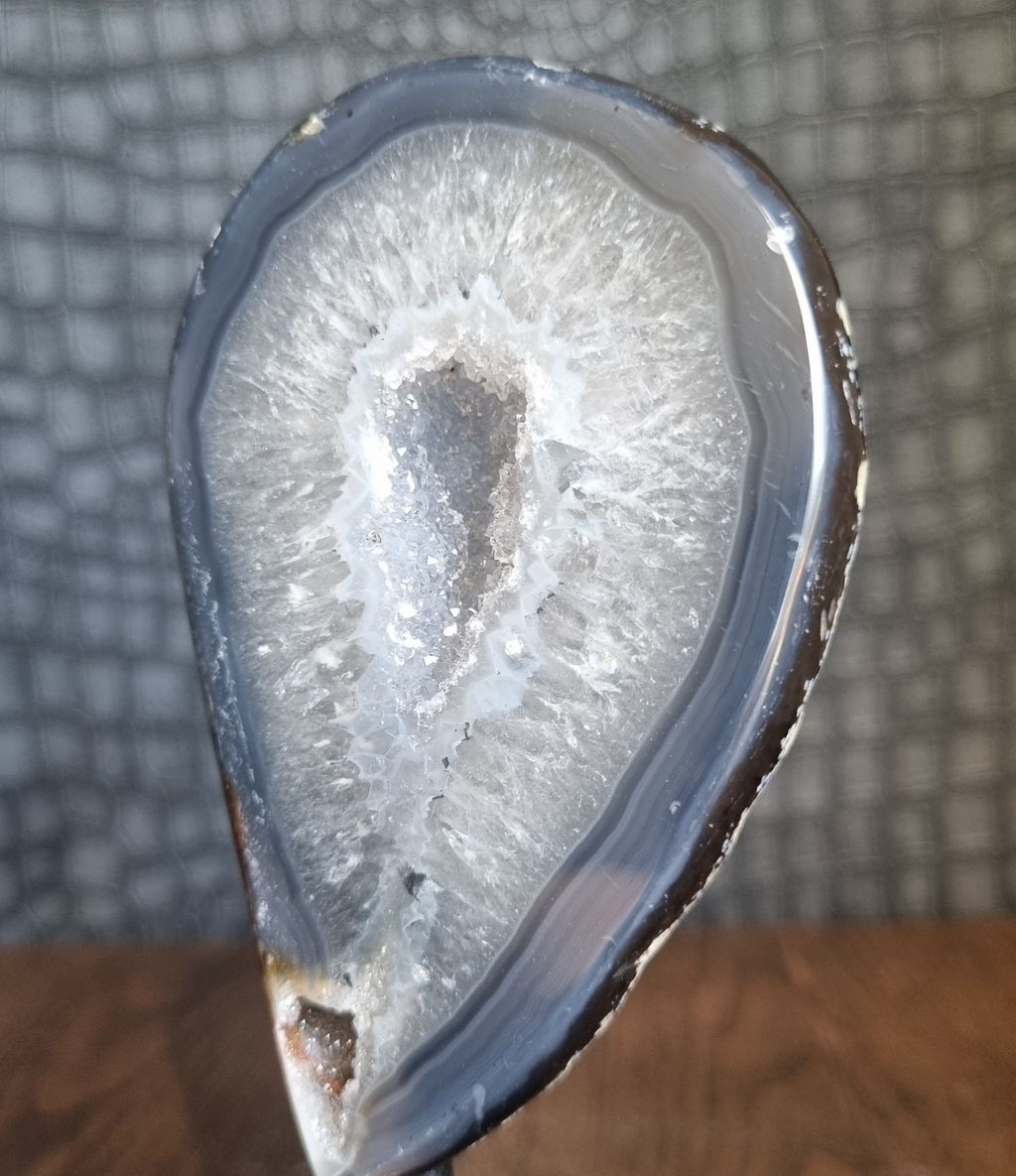 Agaat geode op standaard