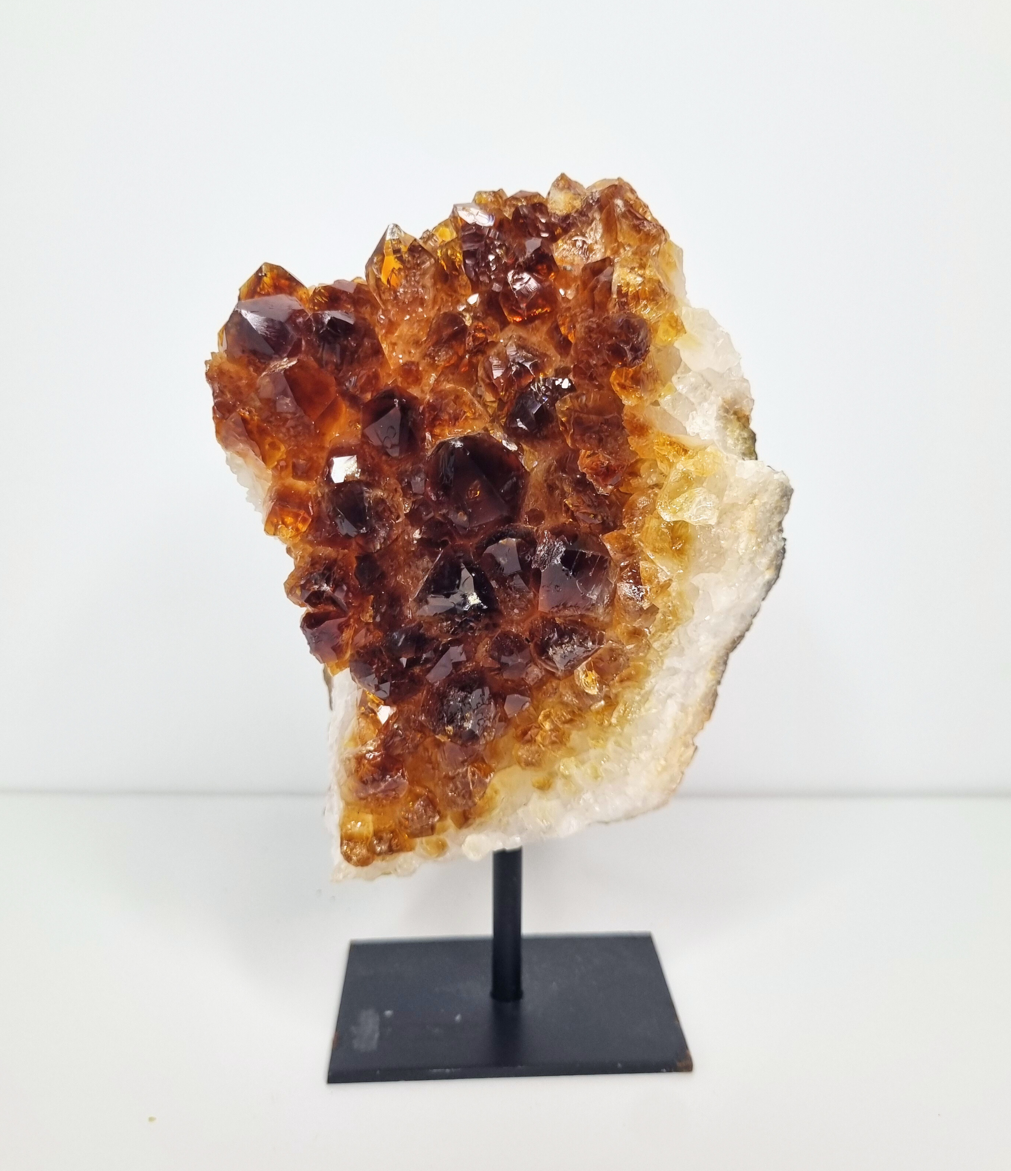 Gebrande amethist op standaard