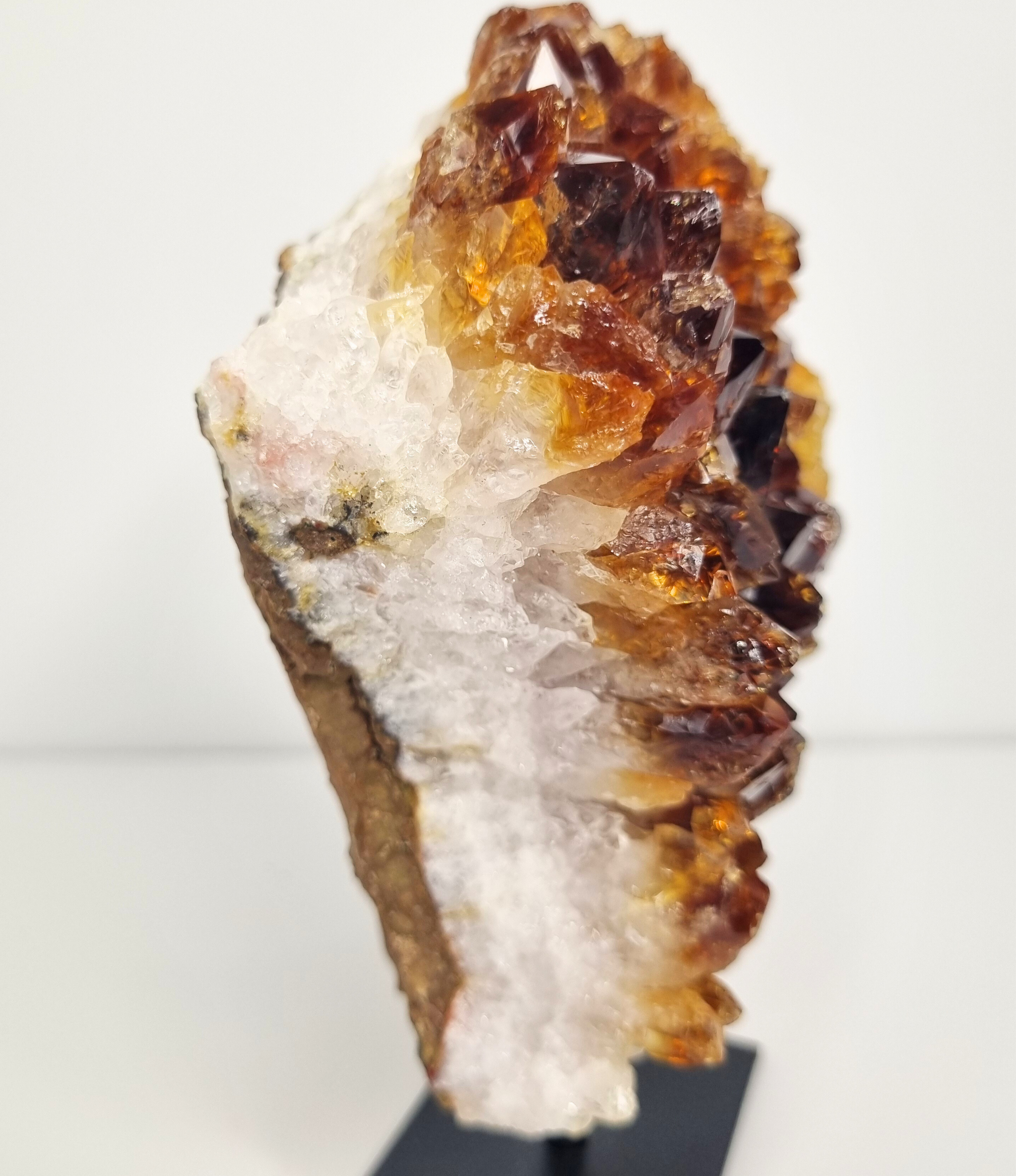 Gebrande amethist op standaard