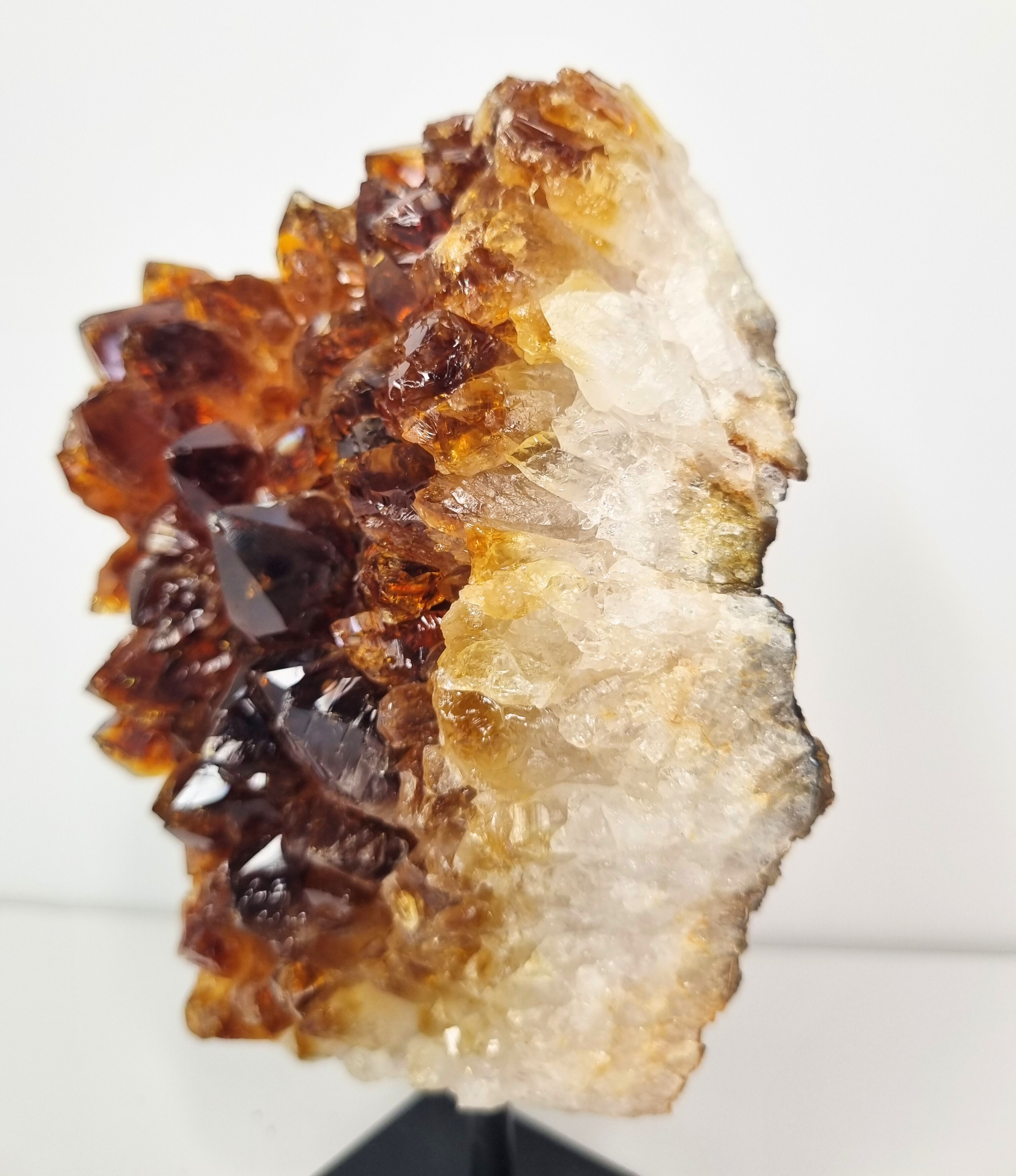 Gebrande amethist op standaard