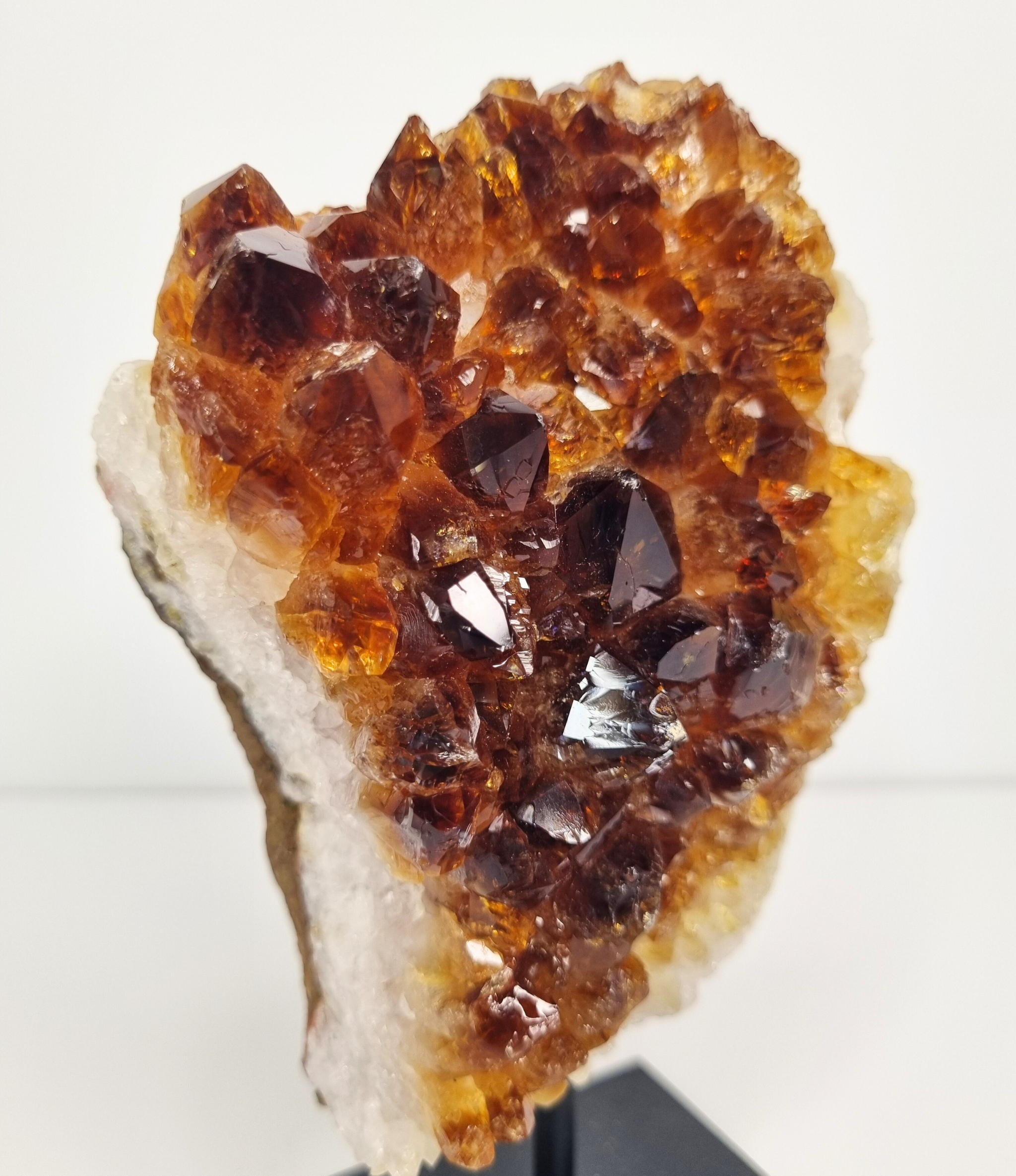 Gebrande amethist op standaard