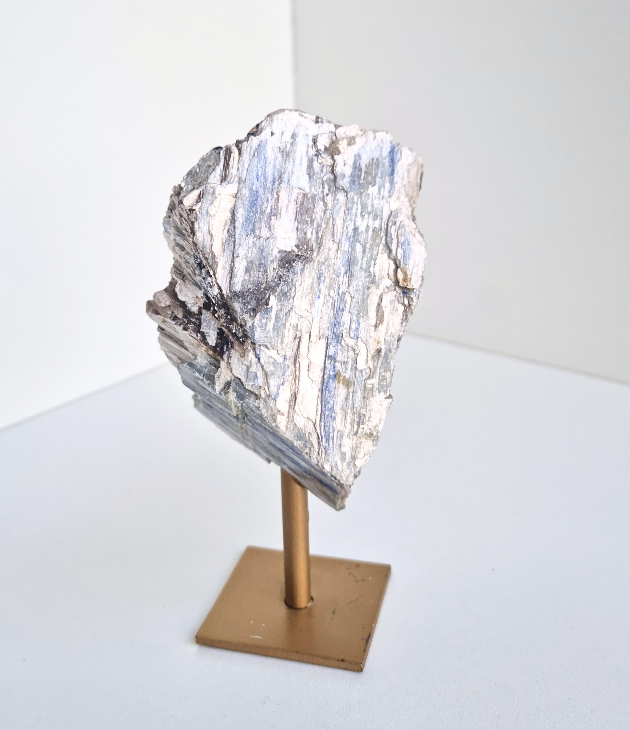 Ruwe kyaniet op standaard goud