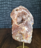 Roze amethist op standaard