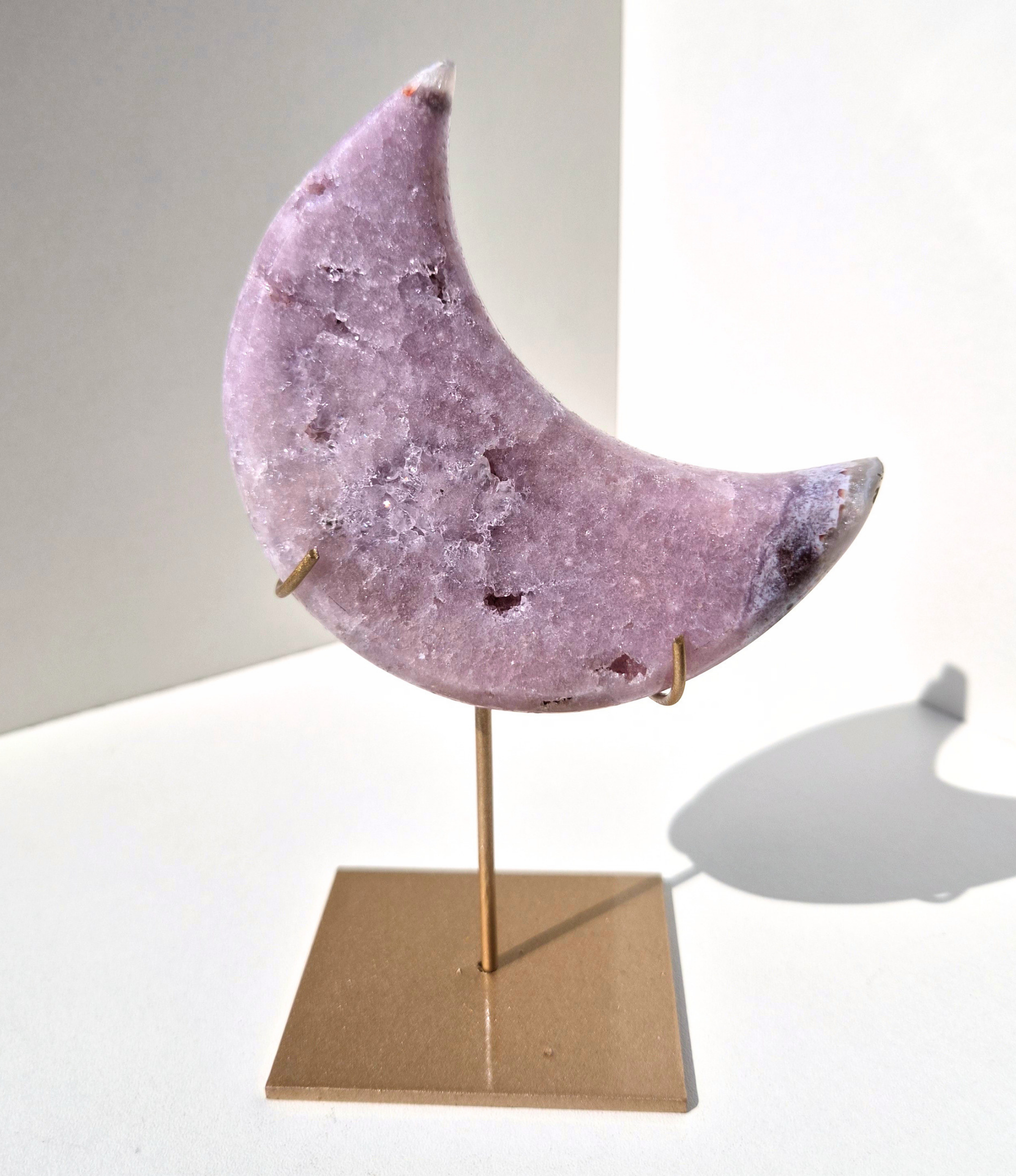 Roze amethist maan op standaard