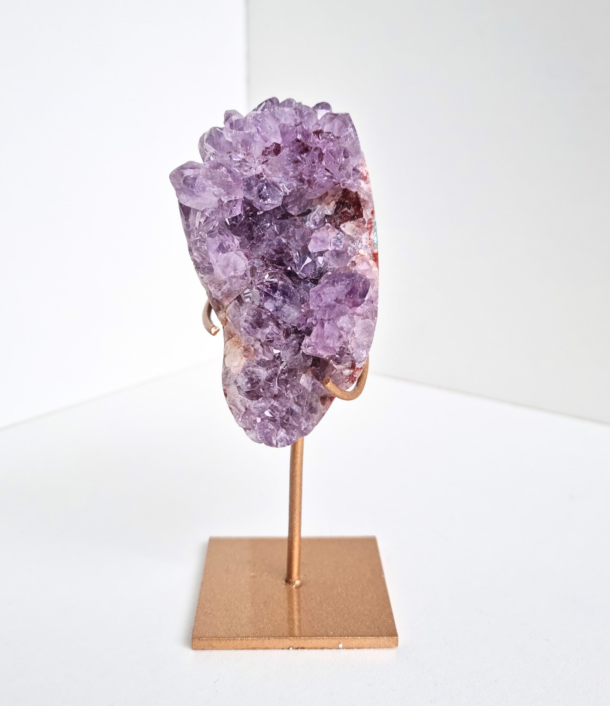 Roze amethist free form op standaard