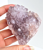 Roze amethist free form op standaard