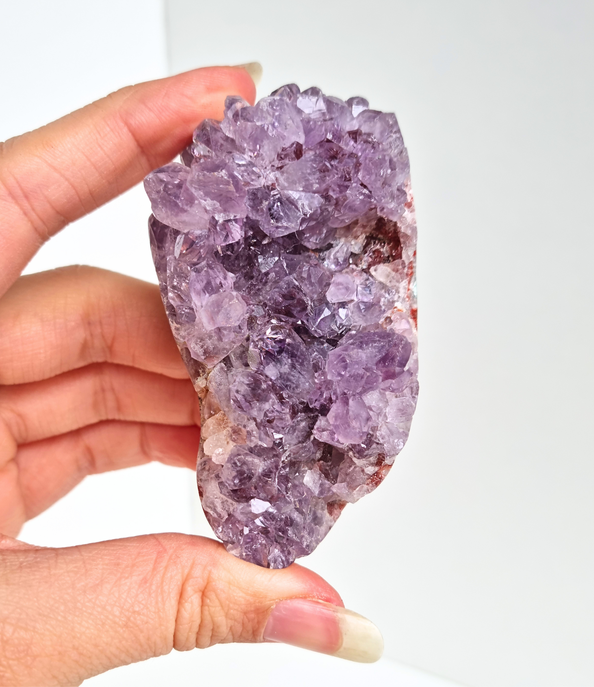 Roze amethist free form op standaard