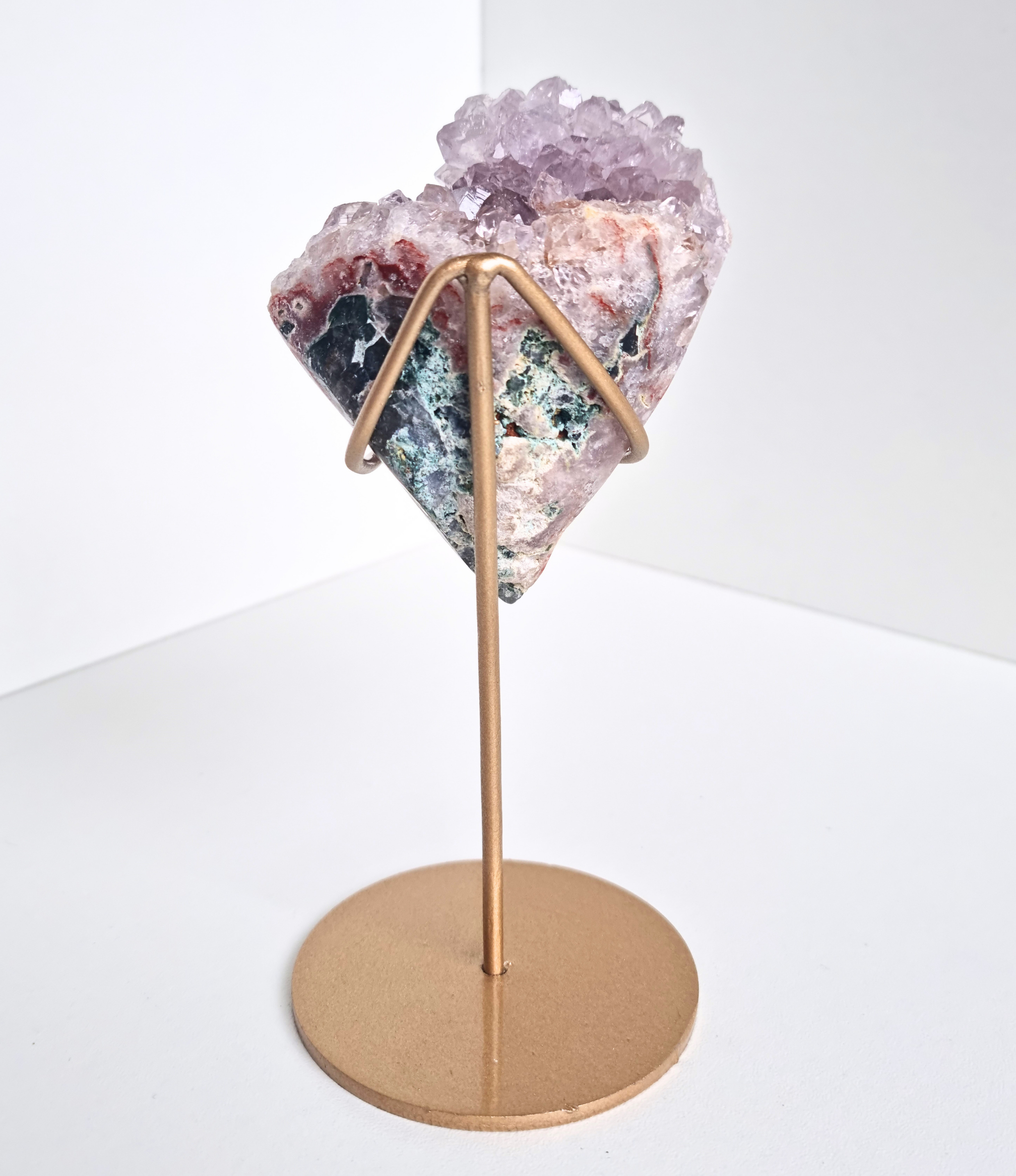 Roze amethist free form op standaard