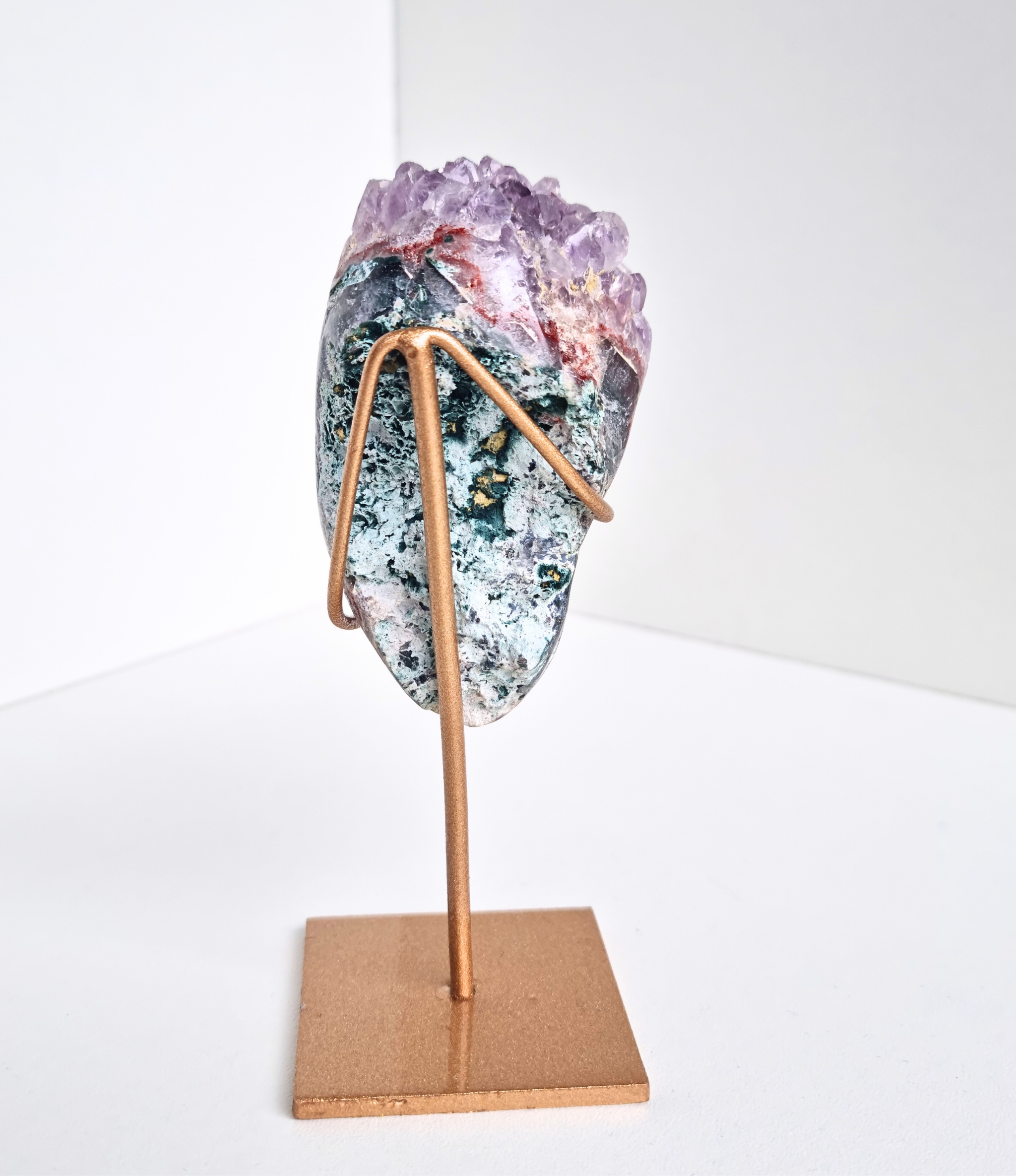 Roze amethist free form op standaard