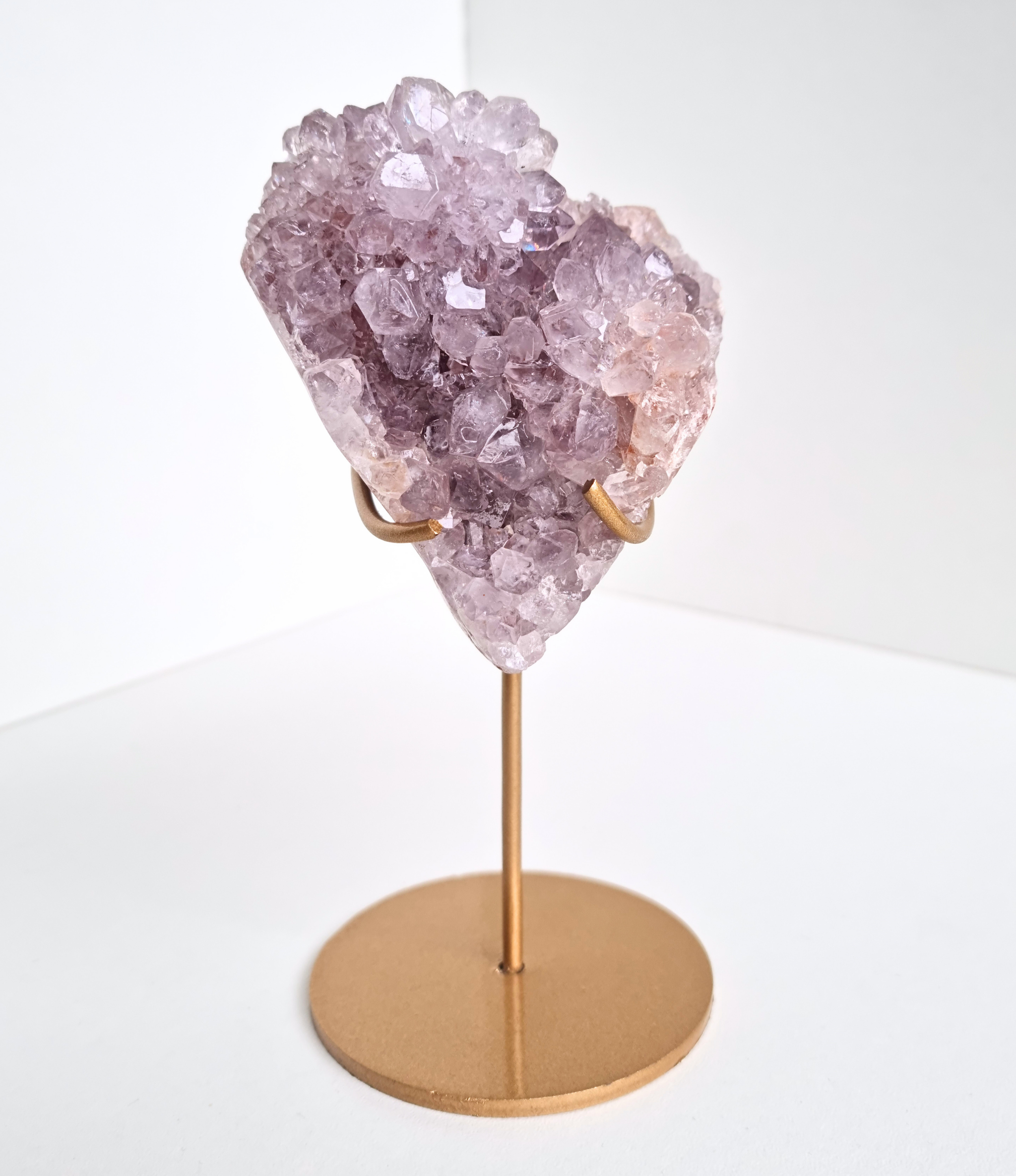 Roze amethist free form op standaard