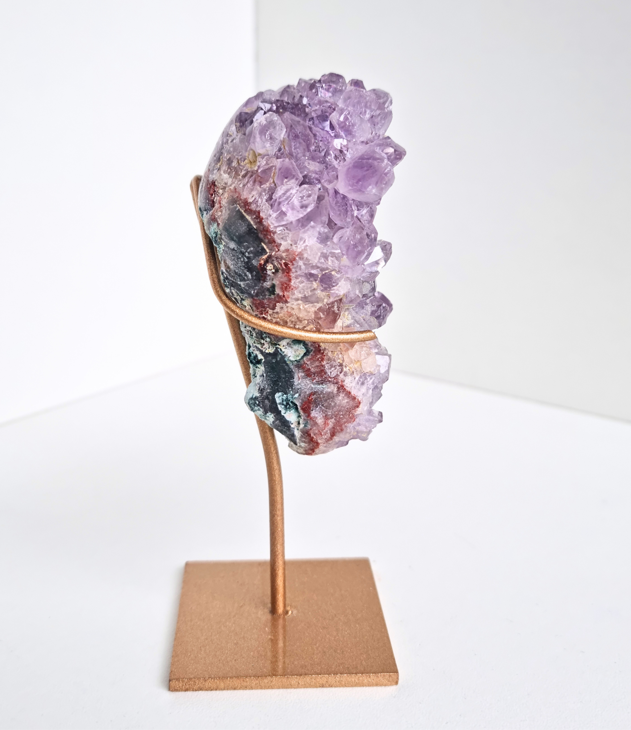 Roze amethist free form op standaard