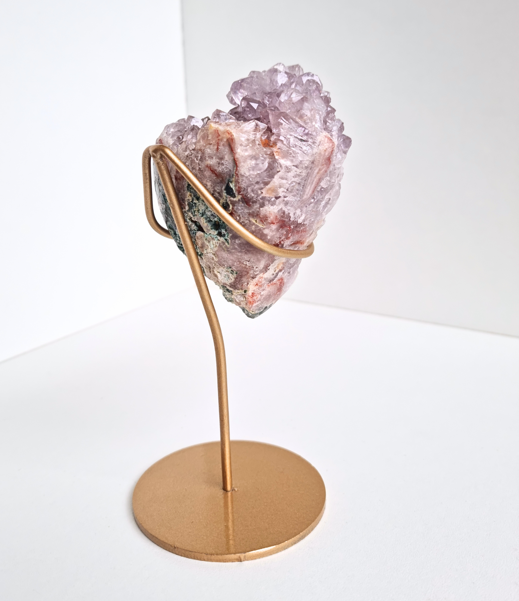 Roze amethist free form op standaard