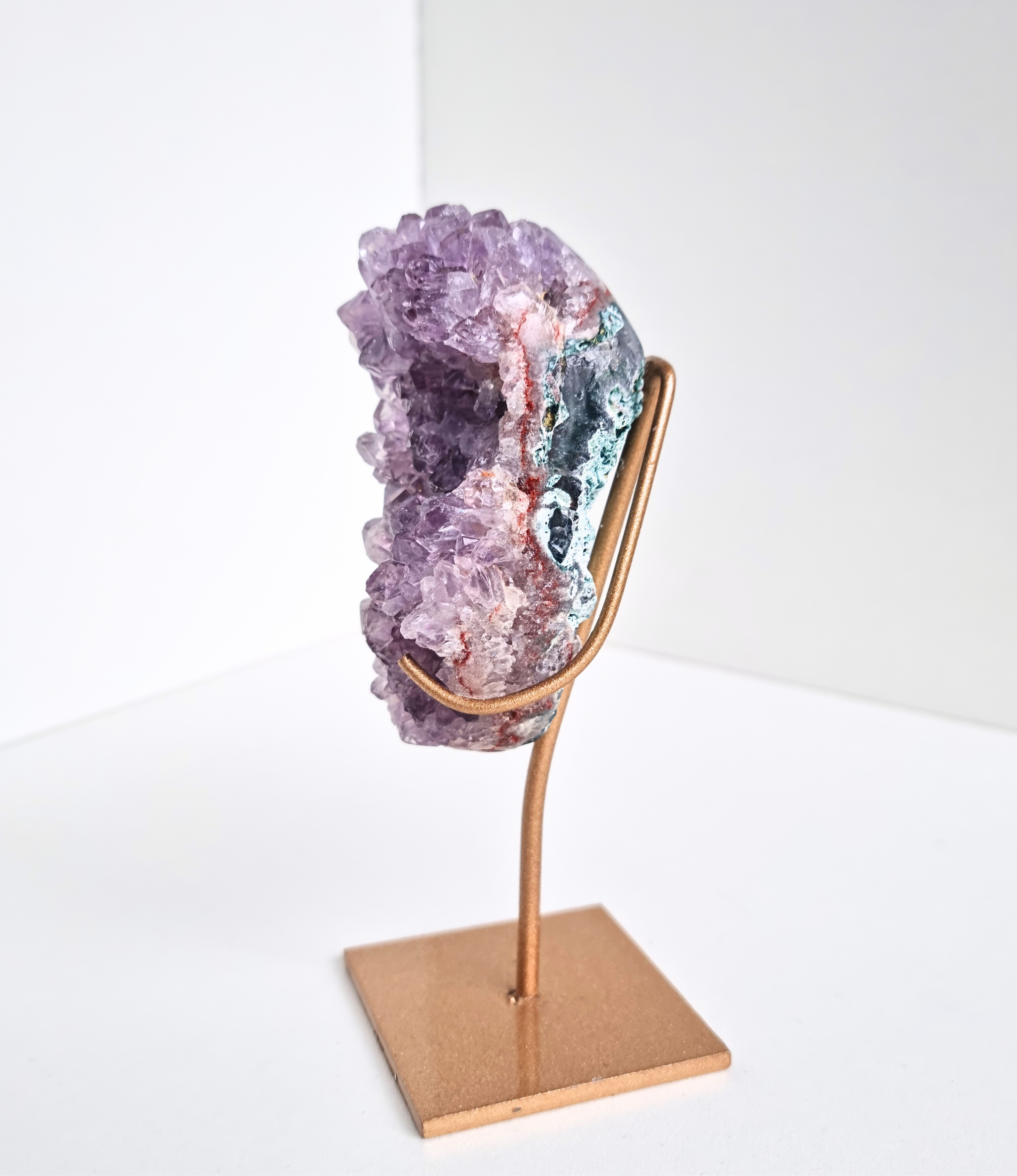 Roze amethist free form op standaard