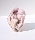Roze amethist free form op standvlak