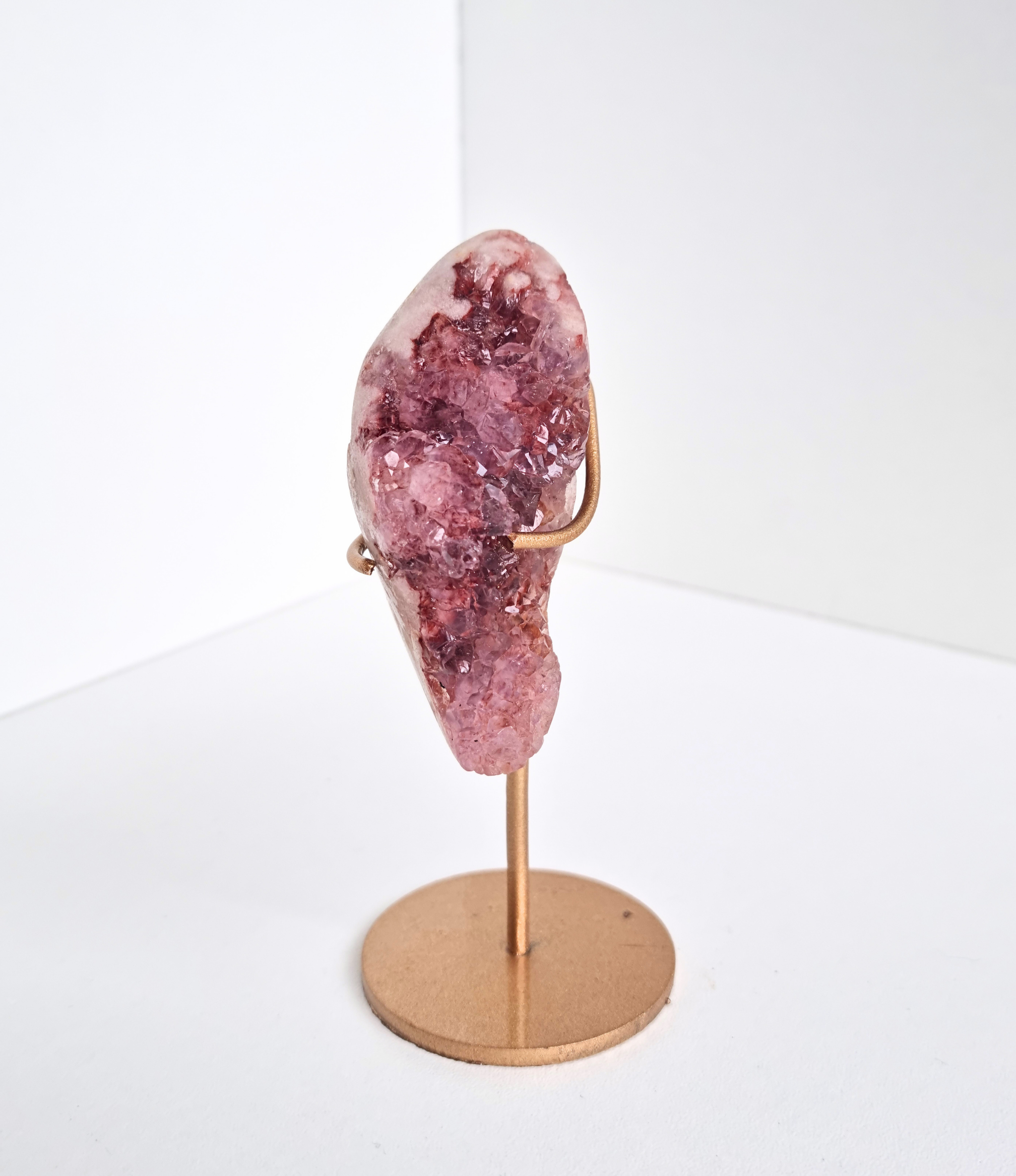 Roze amethist free form op standaard