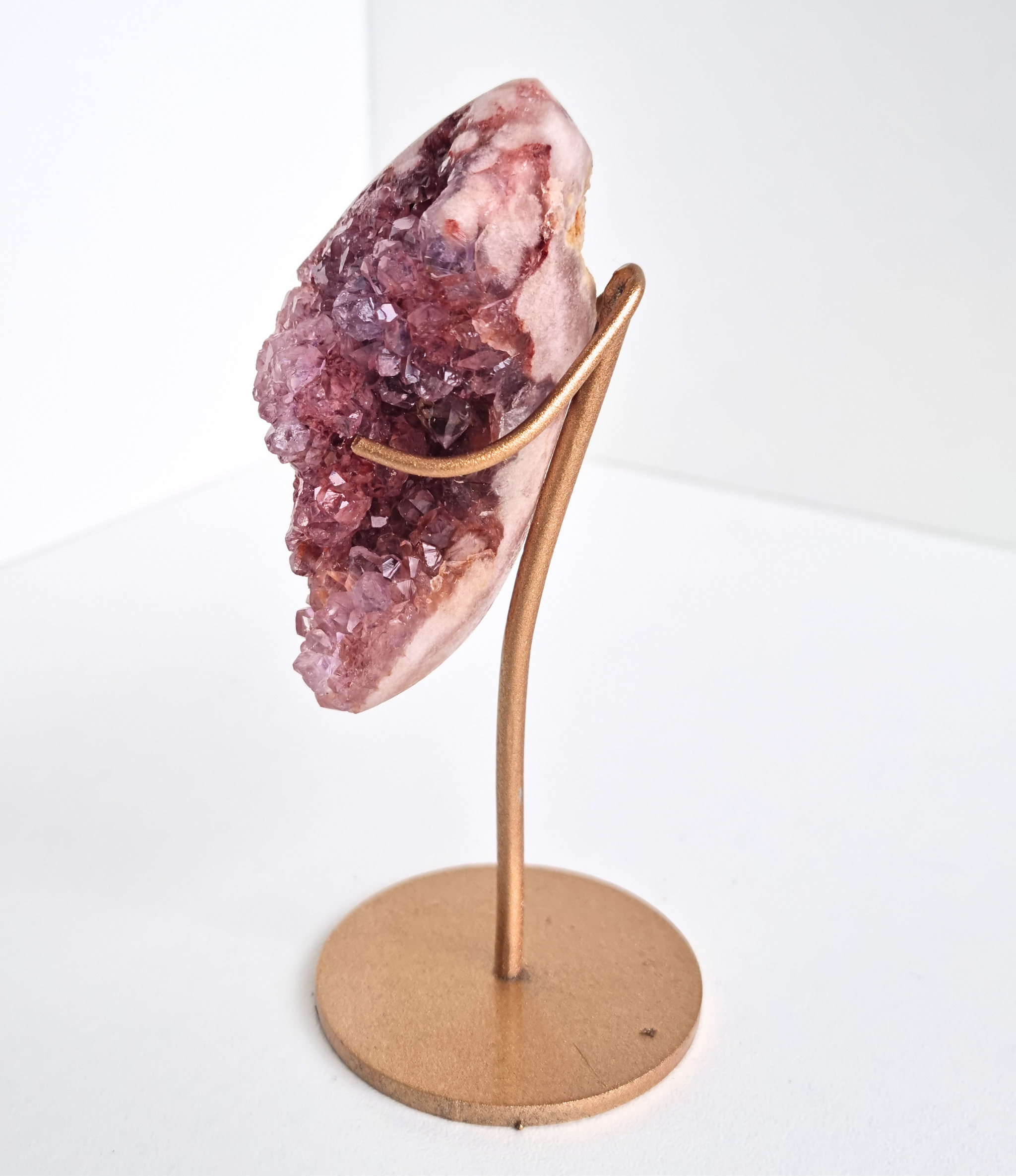 Roze amethist free form op standaard