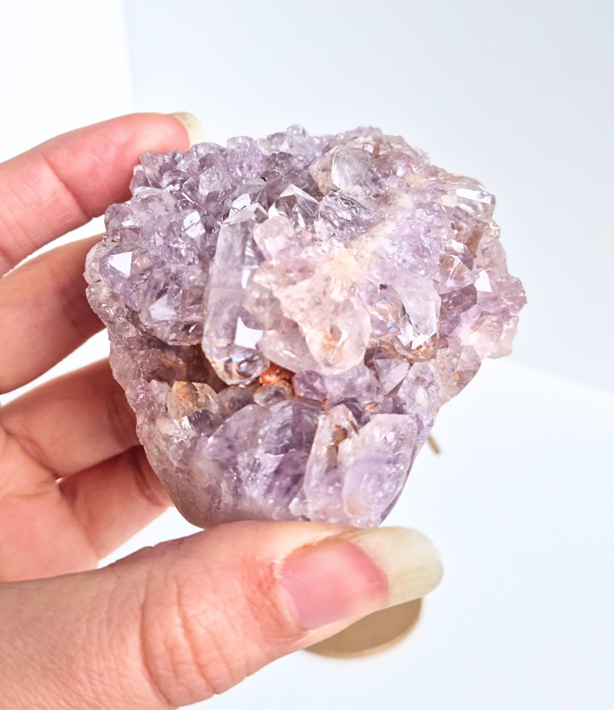 Roze amethist free form op standaard