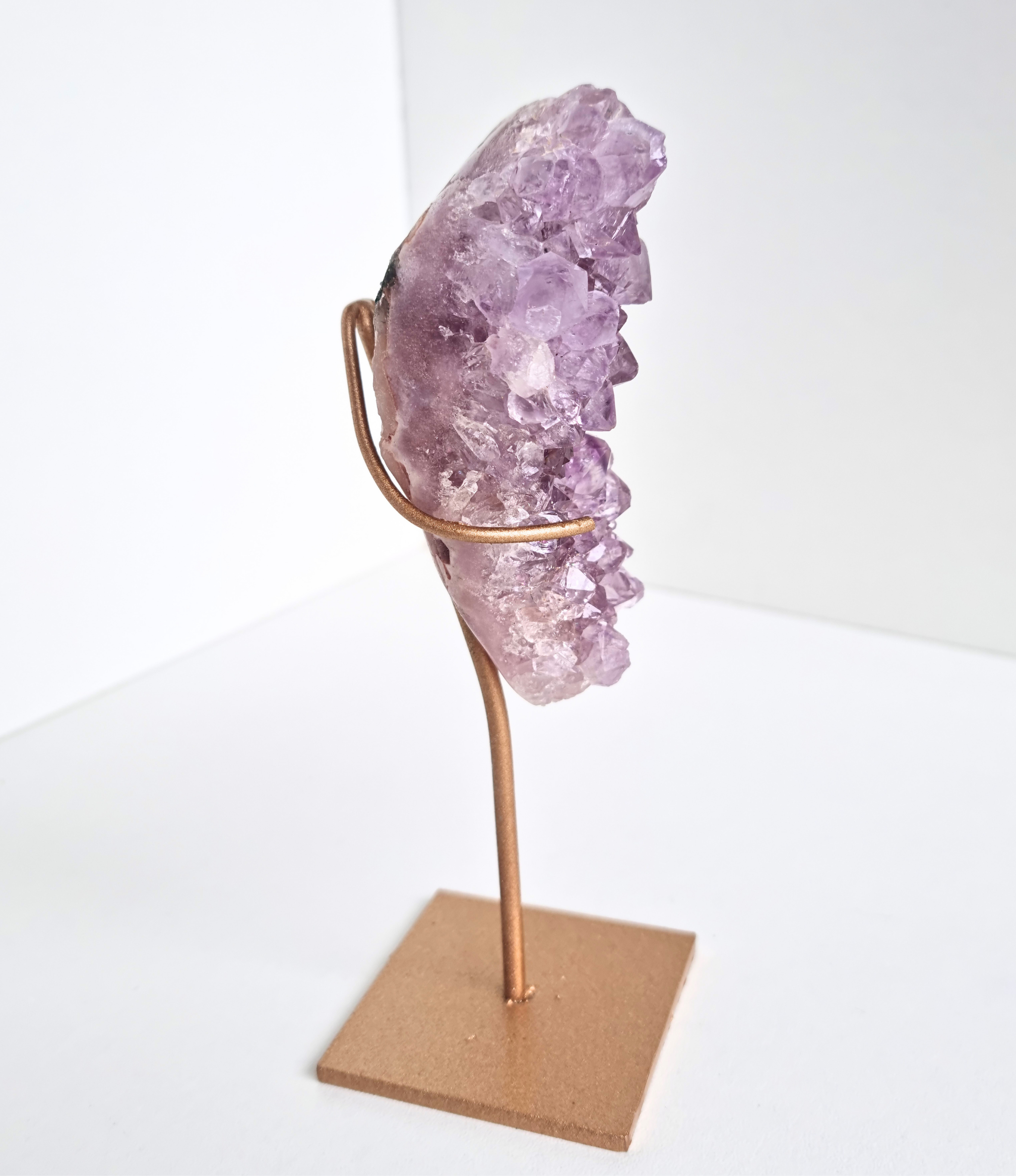 Roze amethist free form op standaard