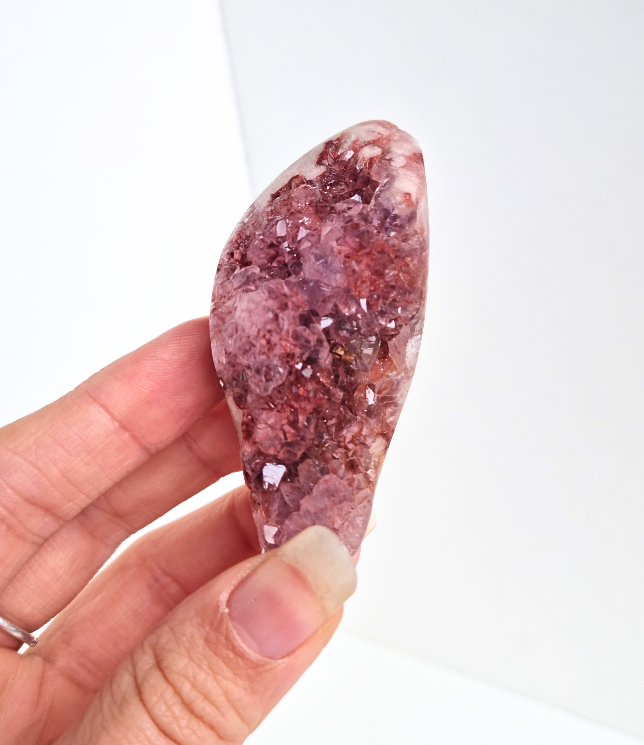 Roze amethist free form op standaard