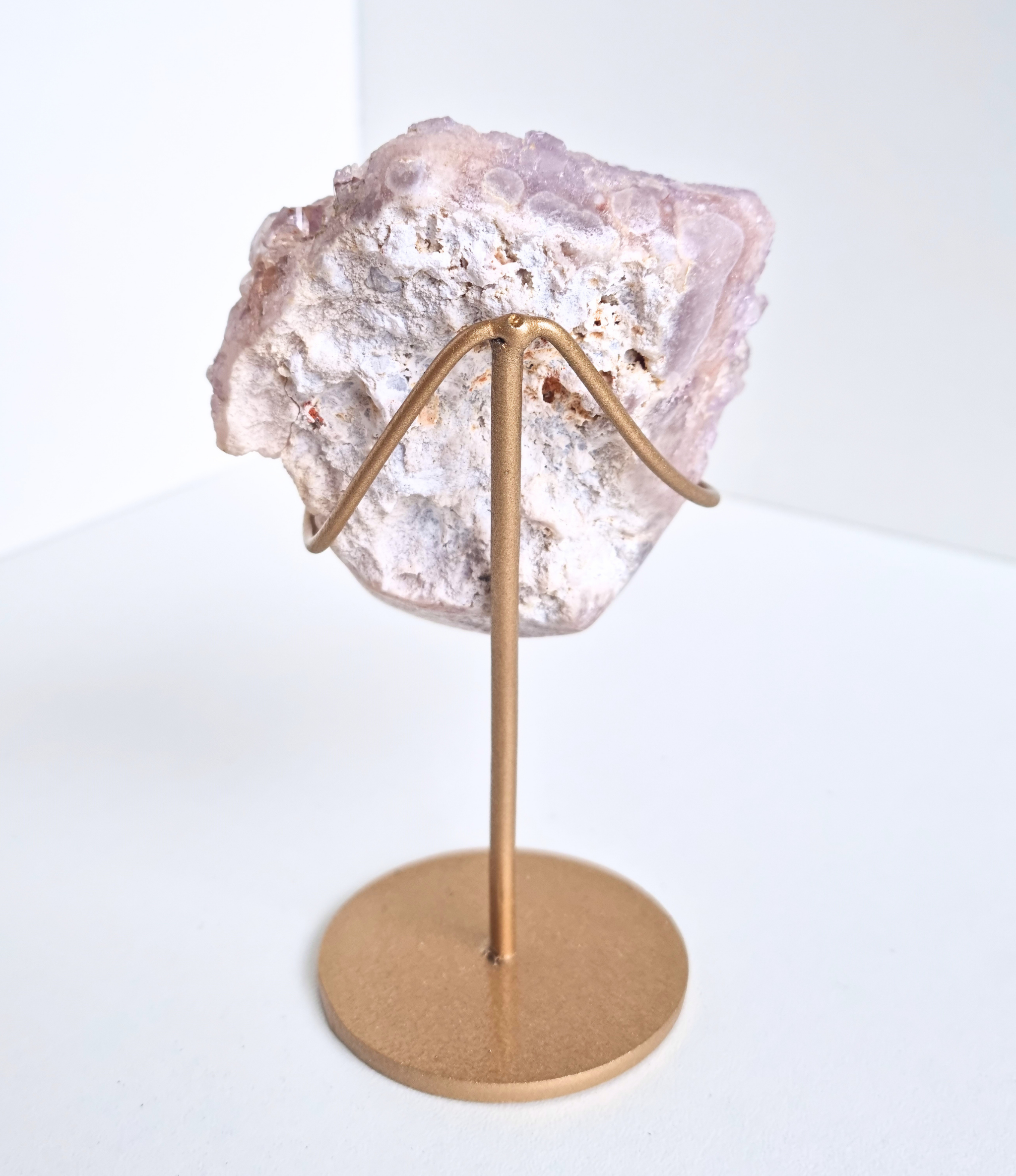 Roze amethist free form op standaard