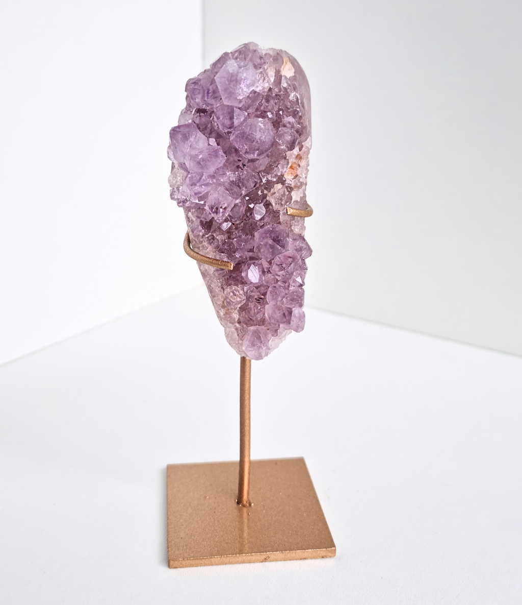 Roze amethist free form op standaard