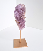 Roze amethist free form op standaard