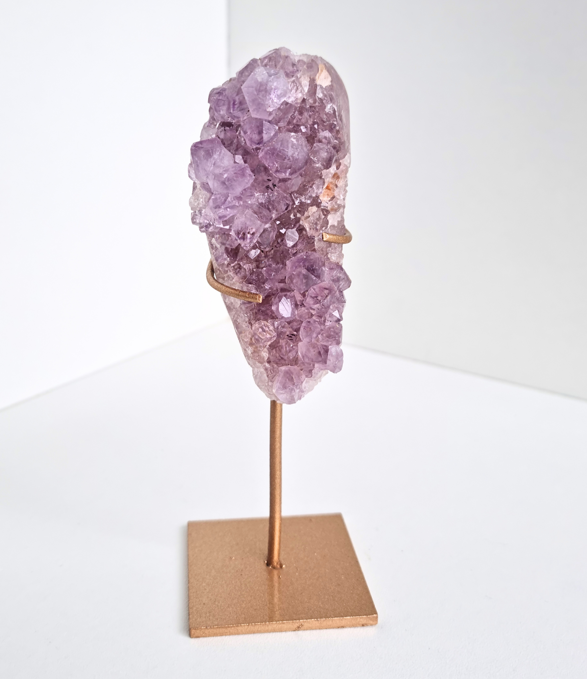 Roze amethist free form op standaard