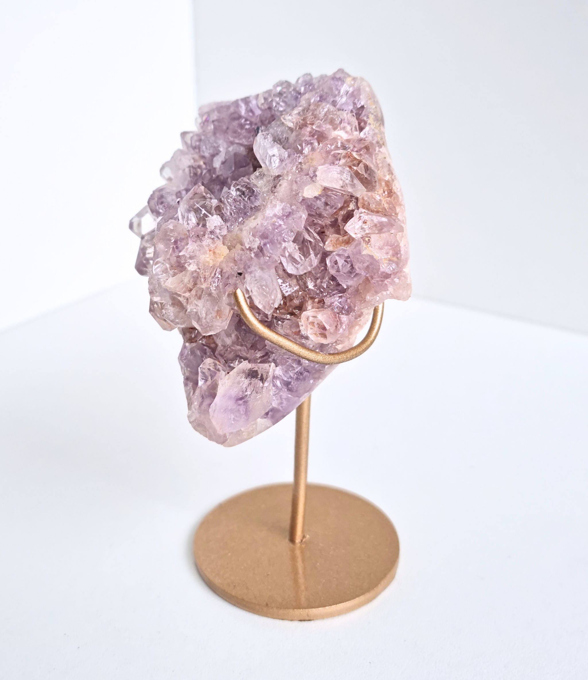 Roze amethist free form op standaard