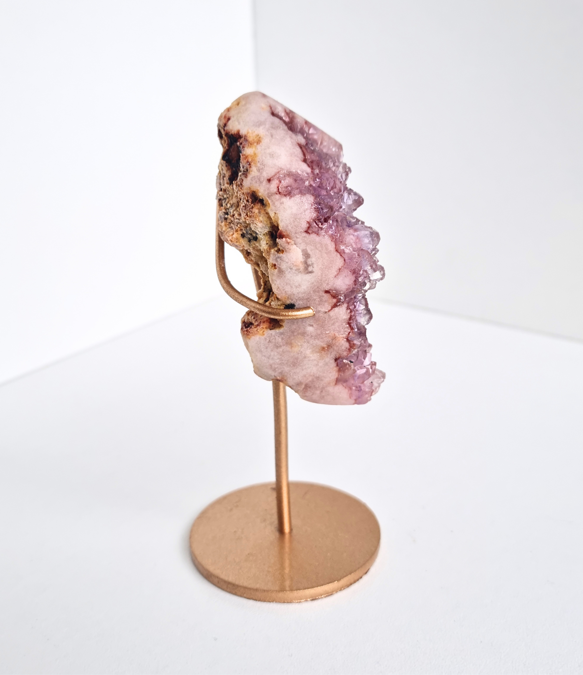 Roze amethist free form op standaard