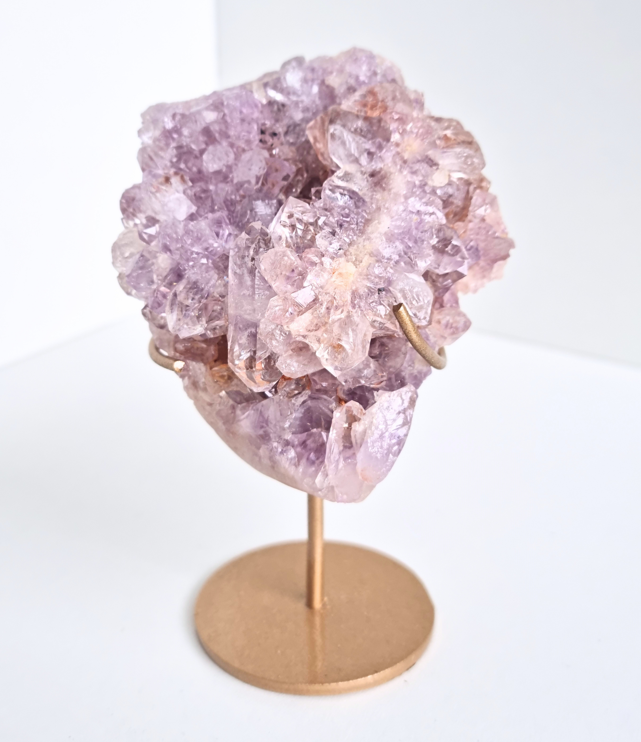 Roze amethist free form op standaard