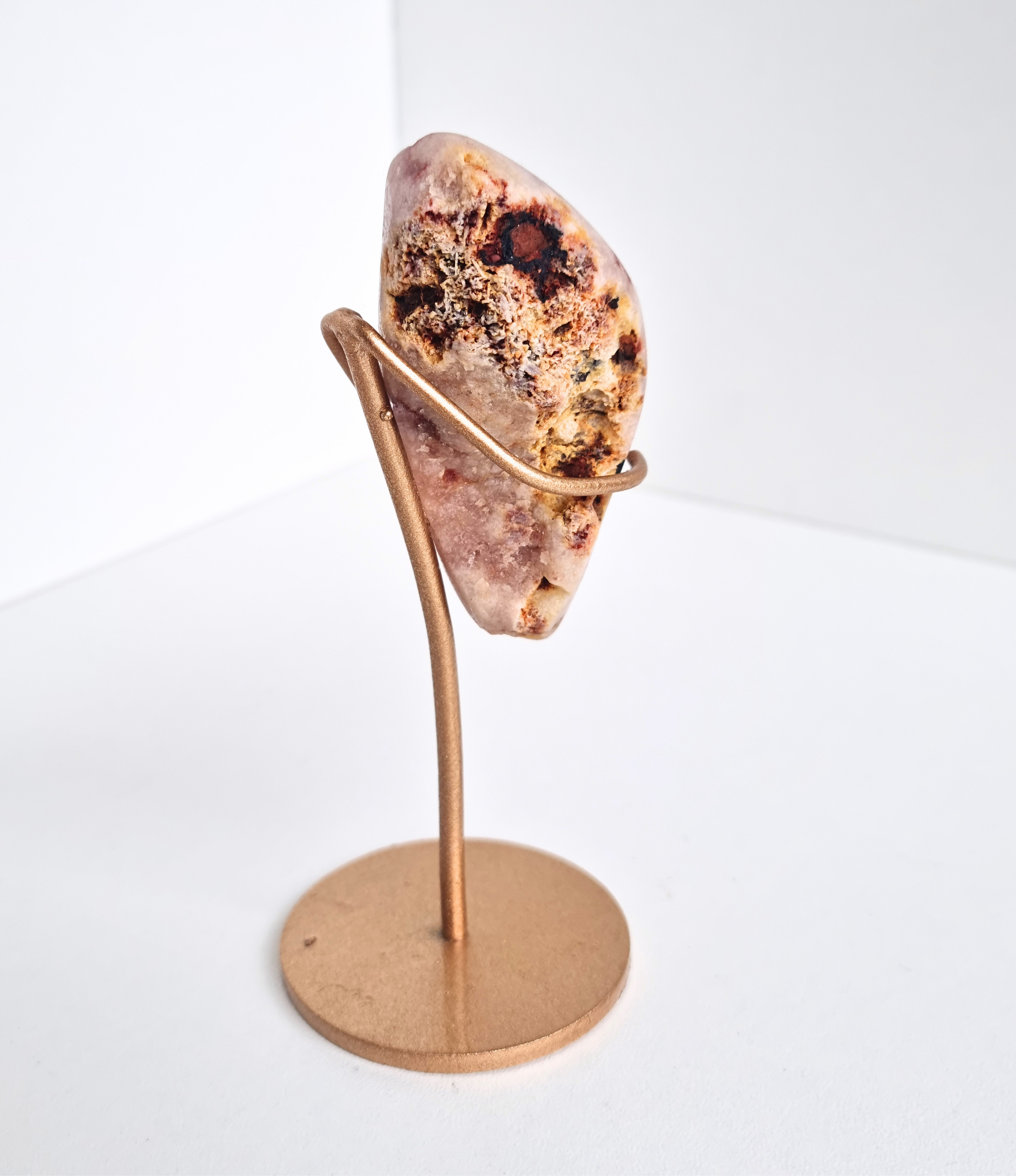 Roze amethist free form op standaard