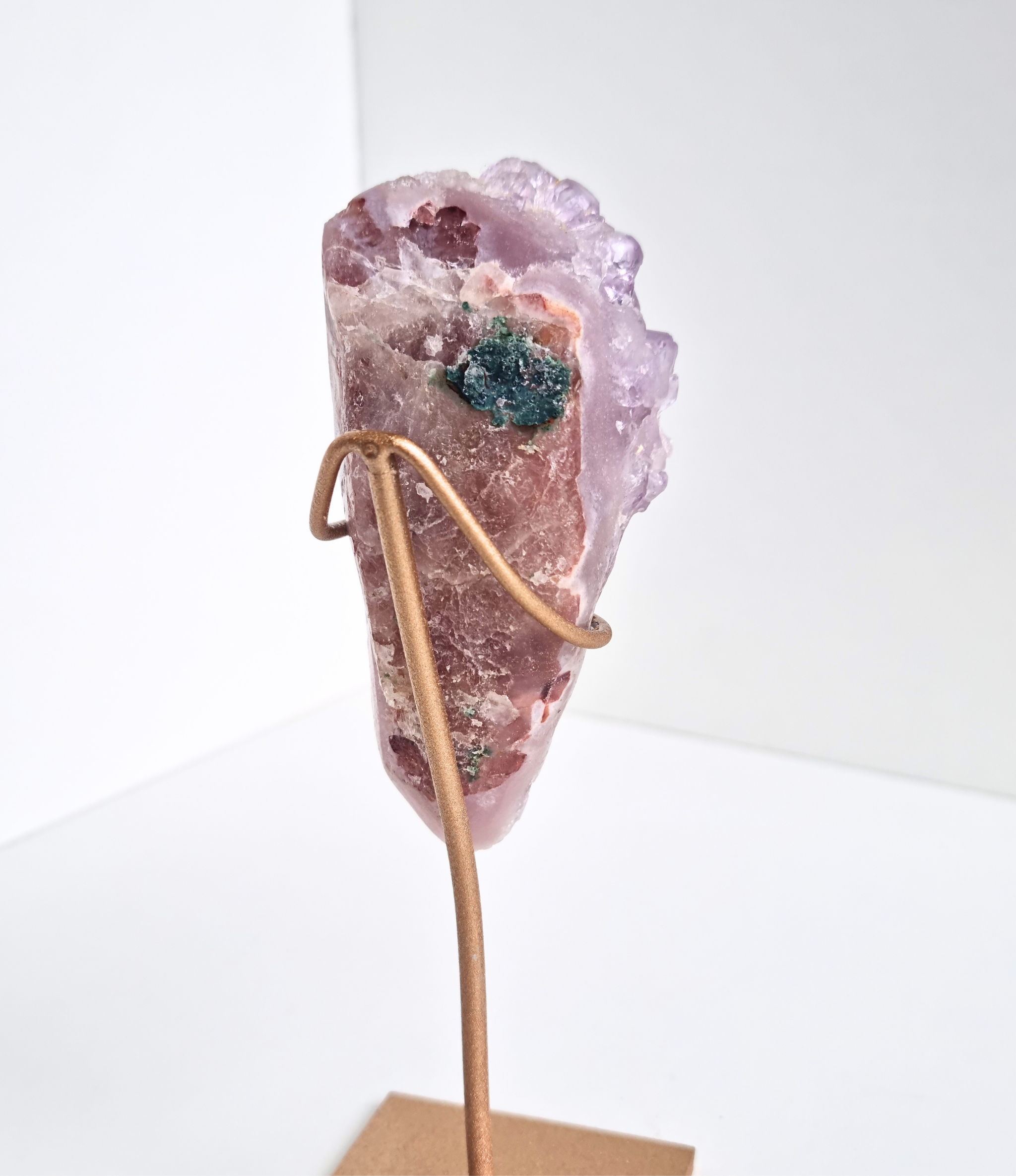 Roze amethist free form op standaard