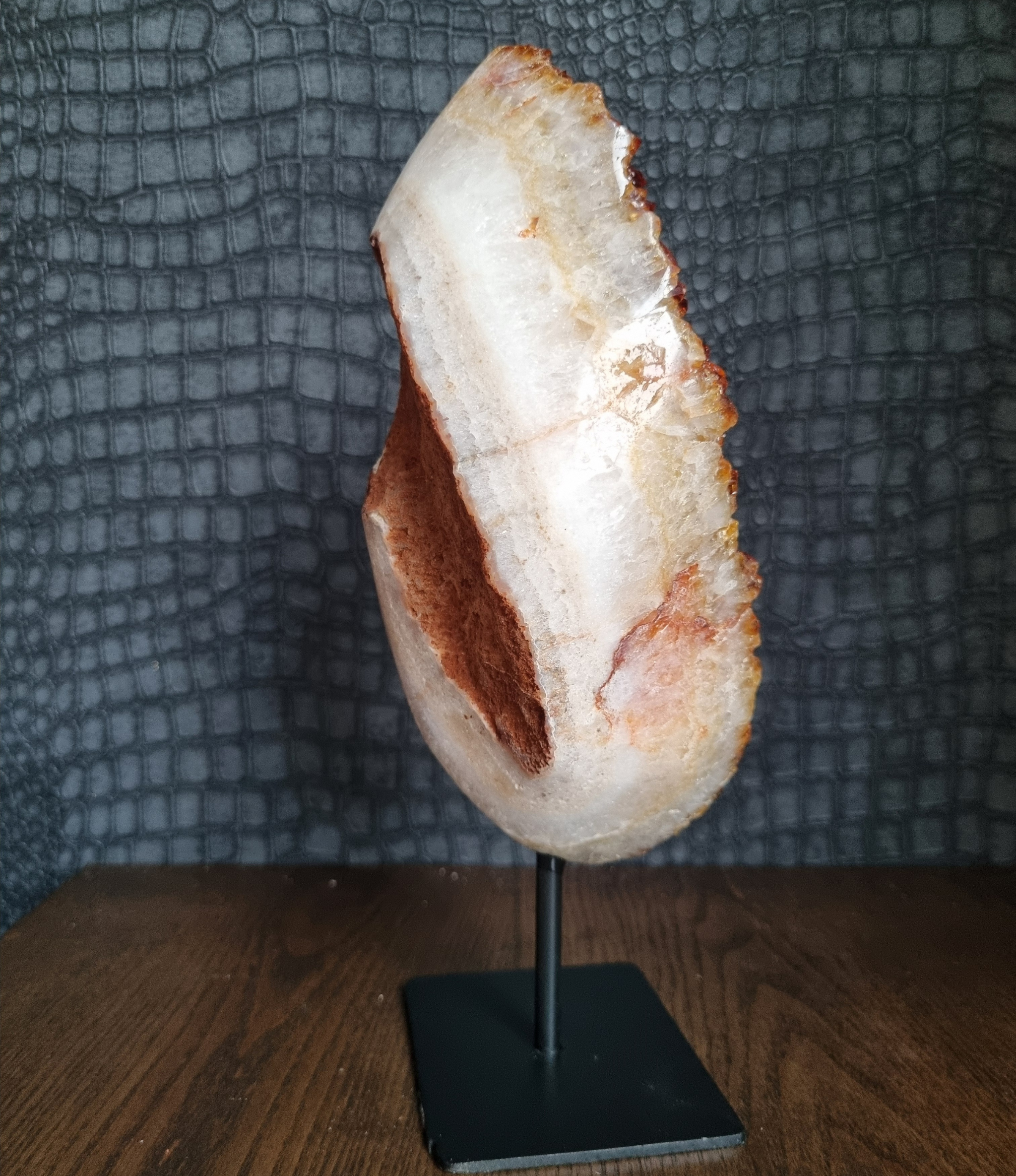 Gebrande amethist op standaard