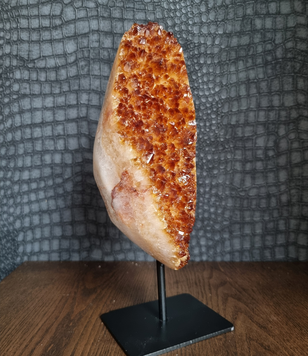 Gebrande amethist op standaard