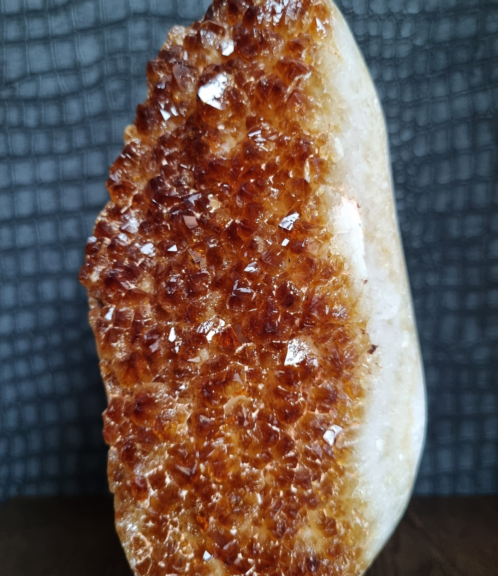 Gebrande amethist op standaard