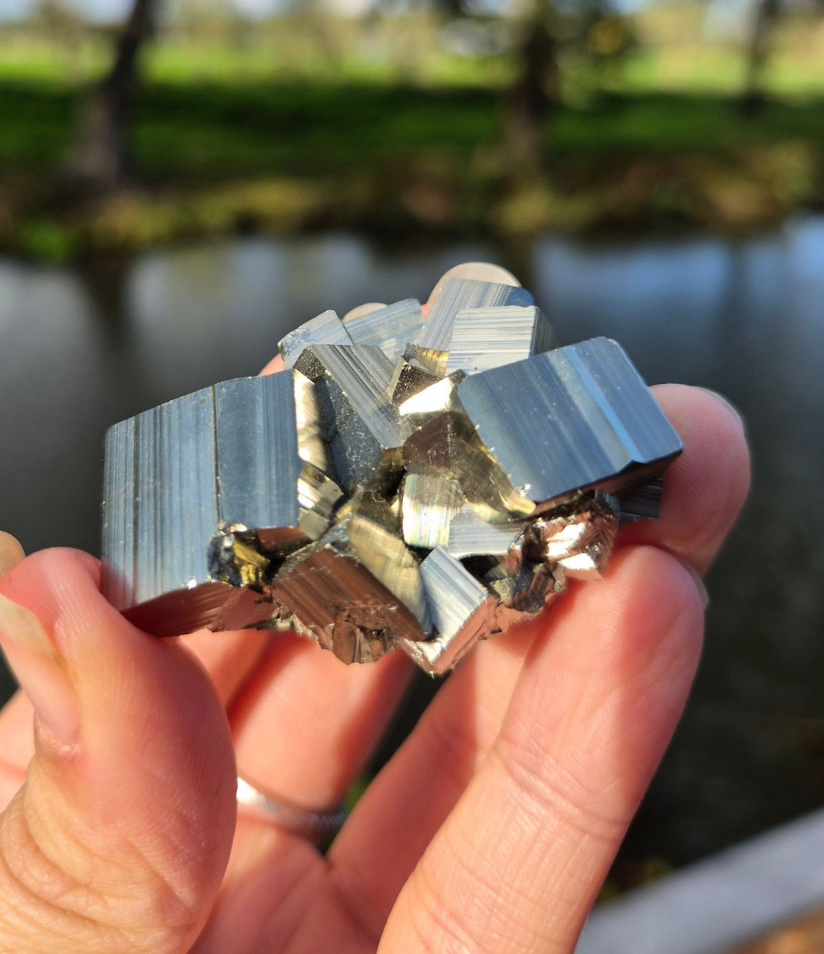 ThaleiaDesign-pyriet-ruw-goud-energie-spiritueel-edelsteen-mineraal-interieur-meditatie