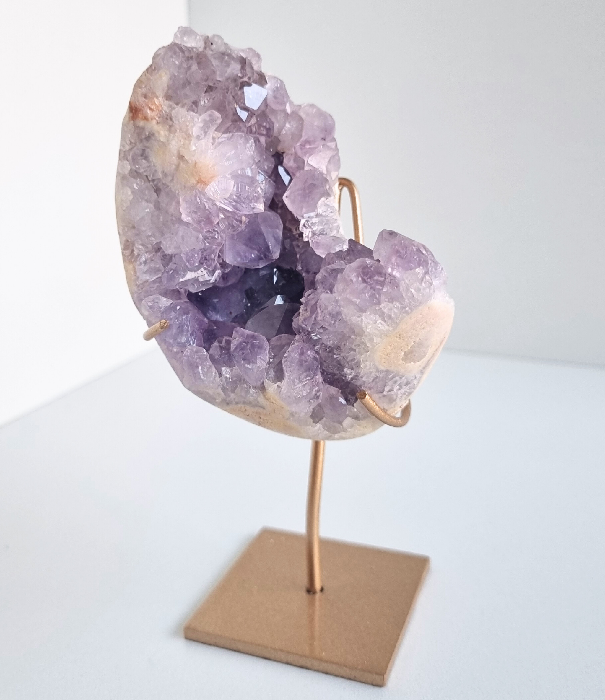 Roze amethist op standaard