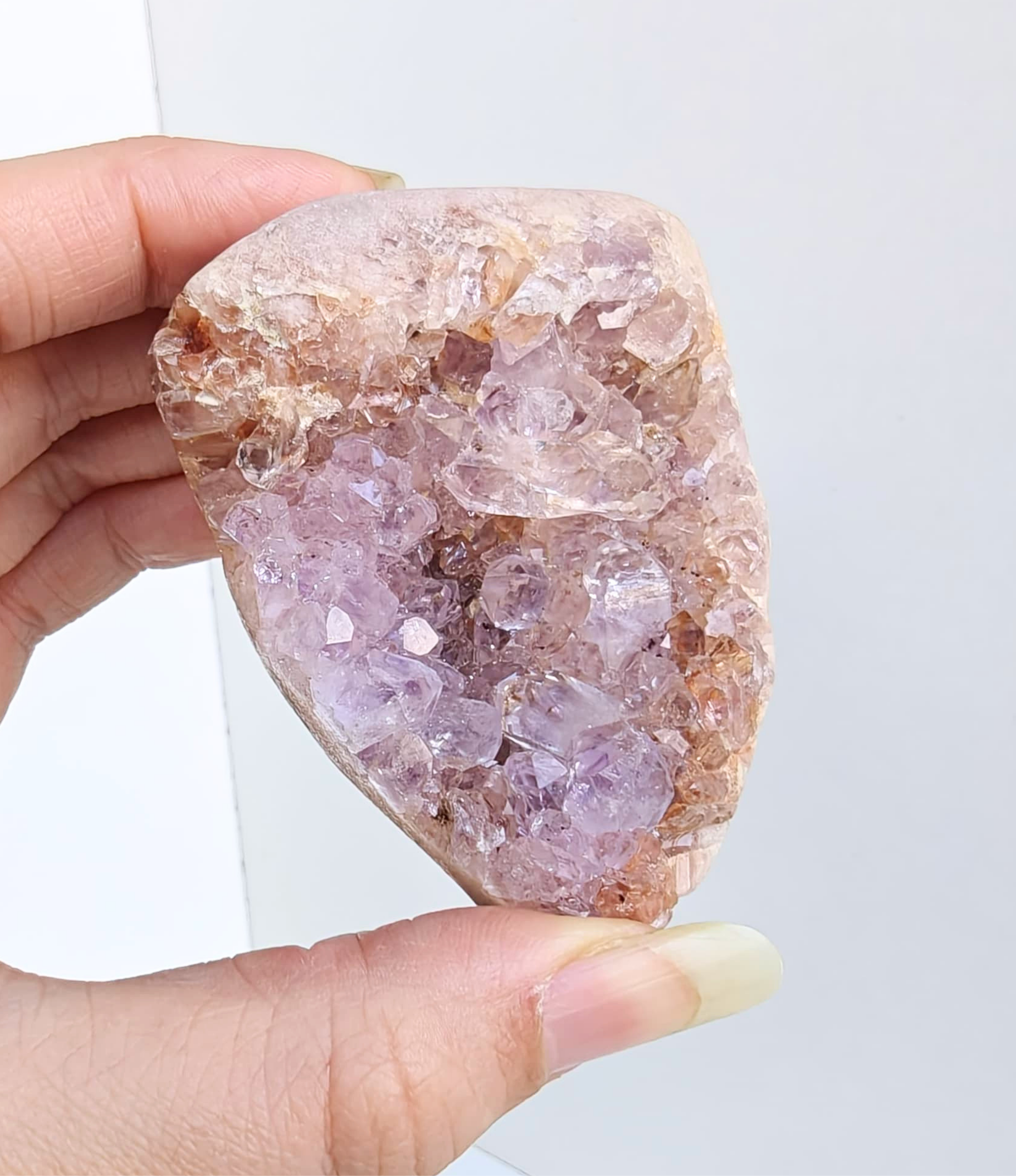 Roze amethist free form op standaard