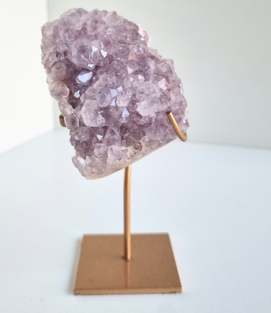 Roze amethist op standaard