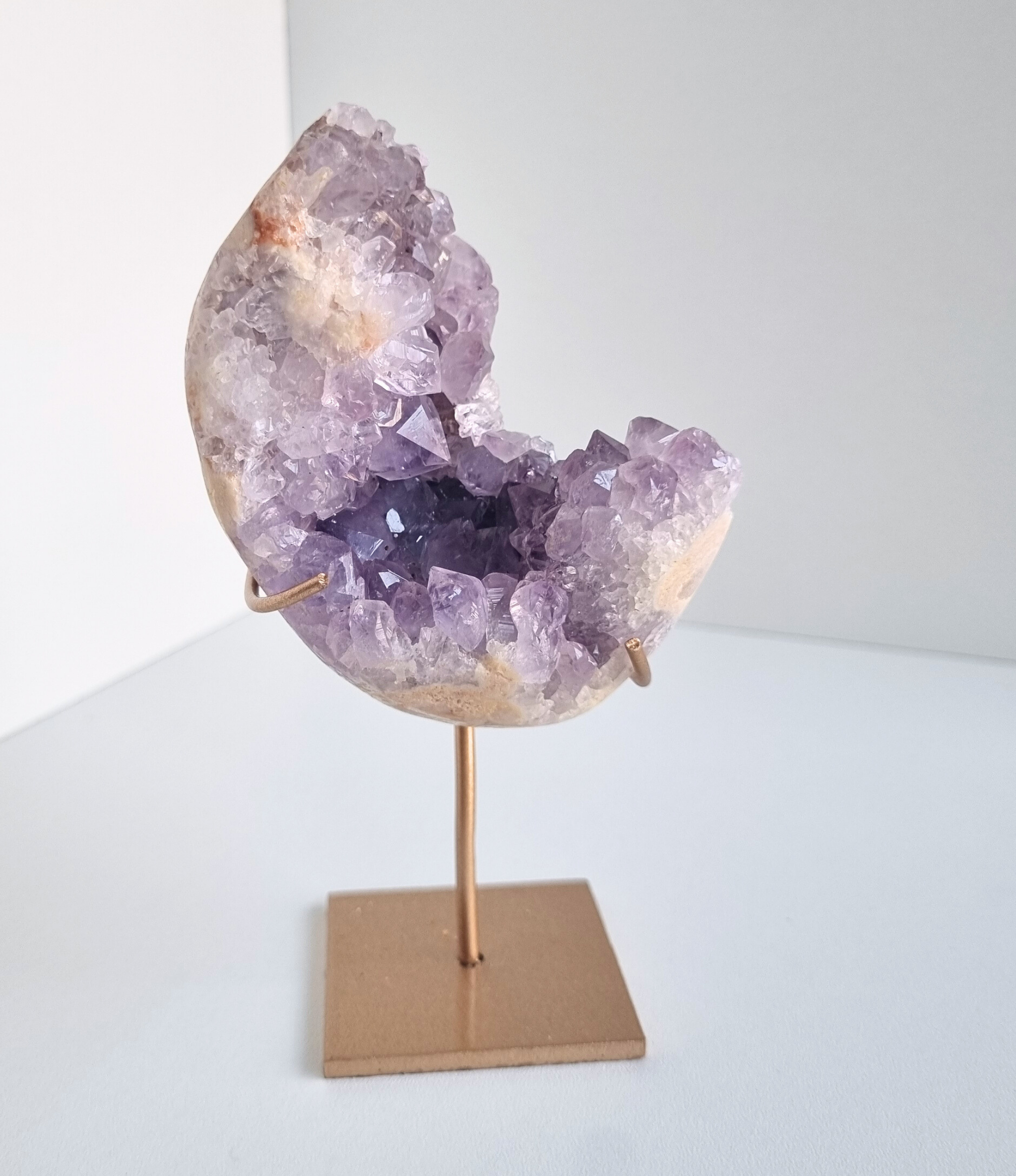 Roze amethist op standaard