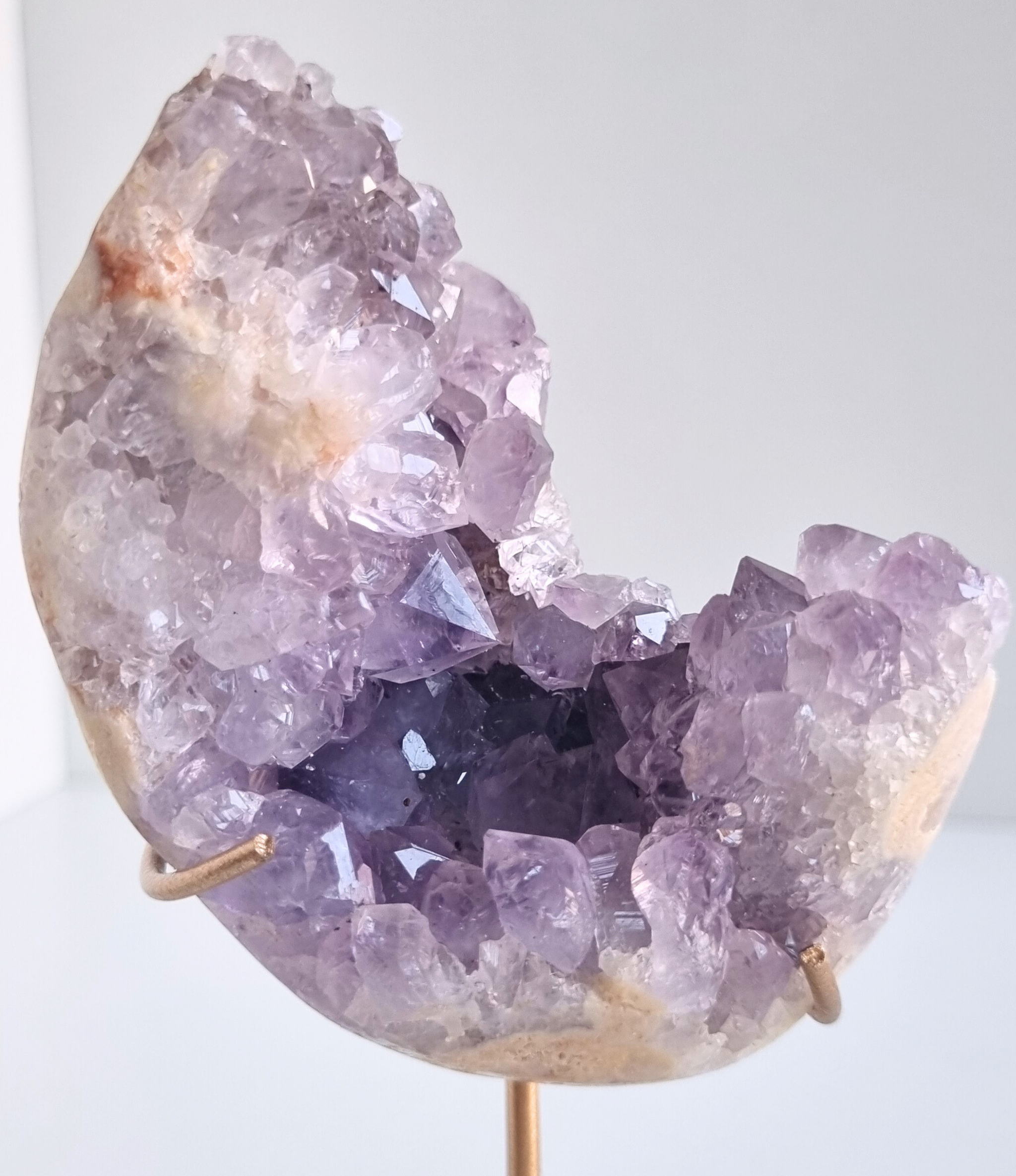 Roze amethist op standaard