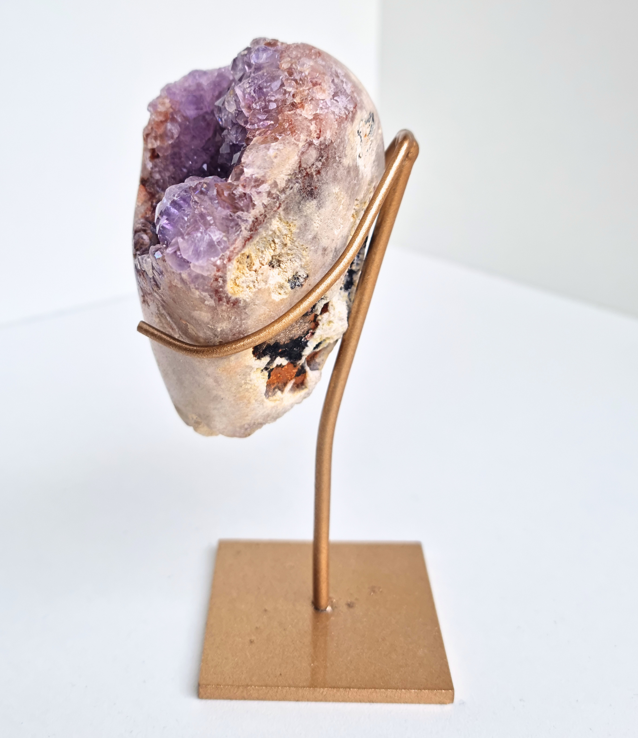 Roze amethist free form op standaard