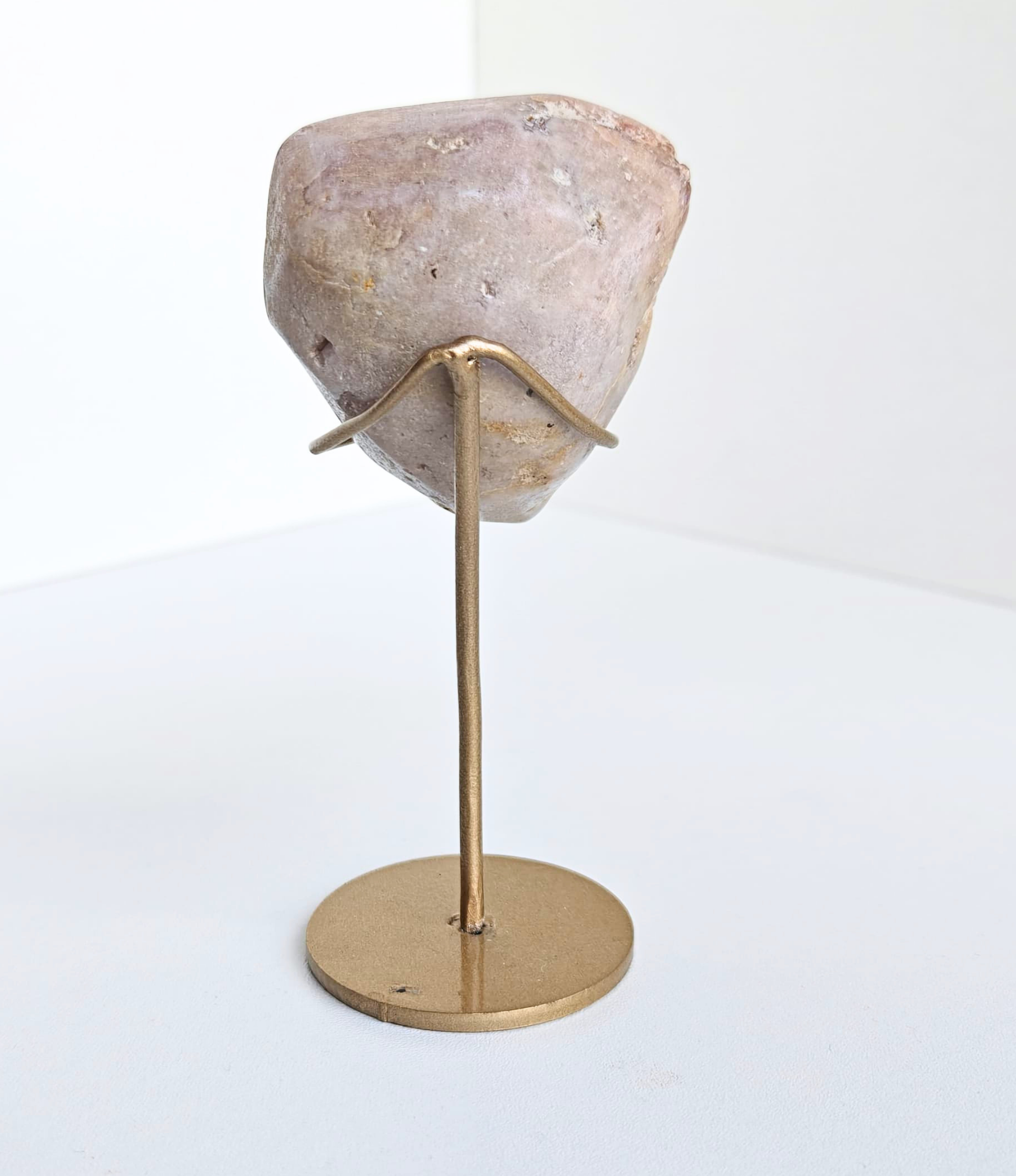 Roze amethist free form op standaard