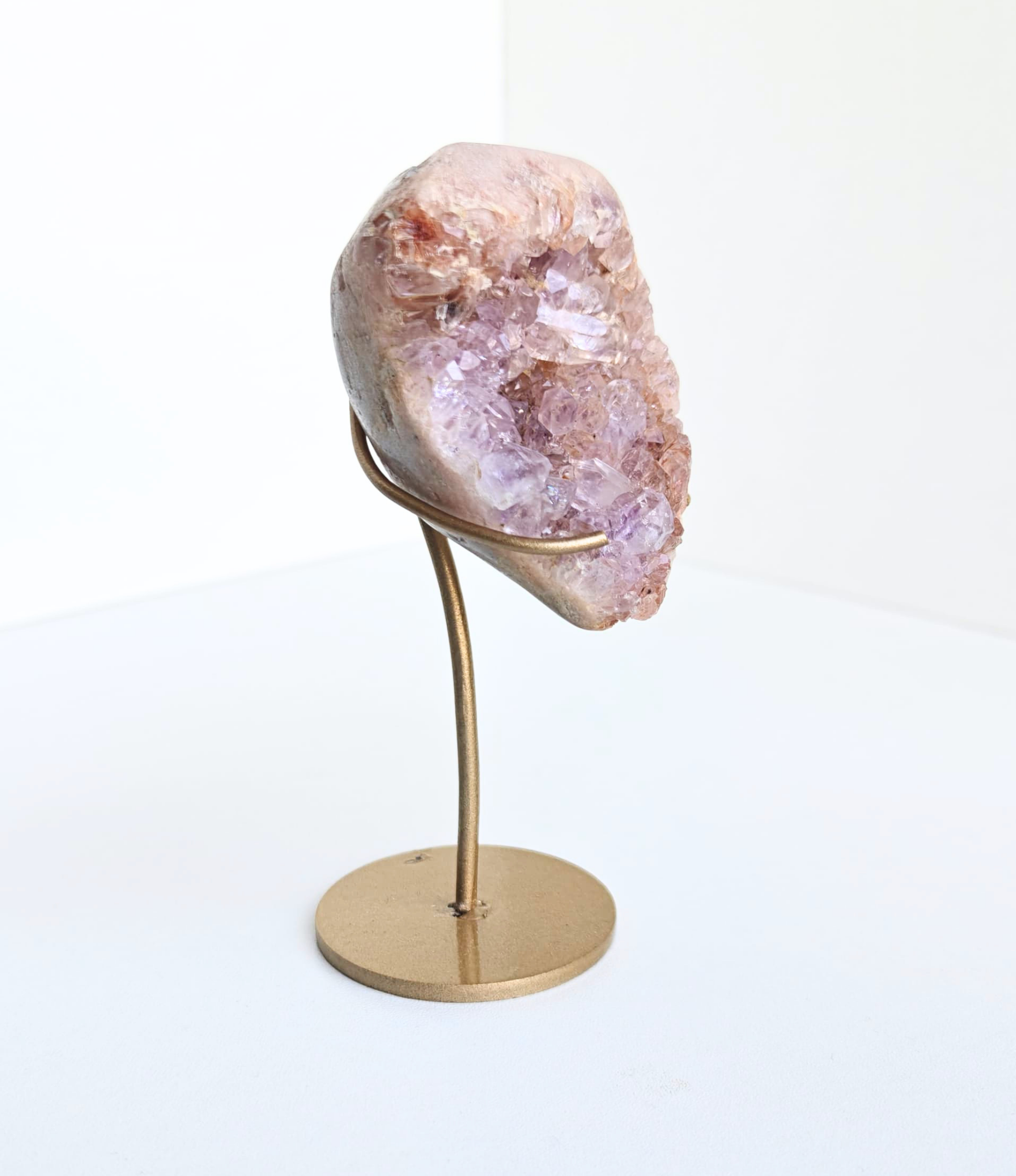 Roze amethist free form op standaard