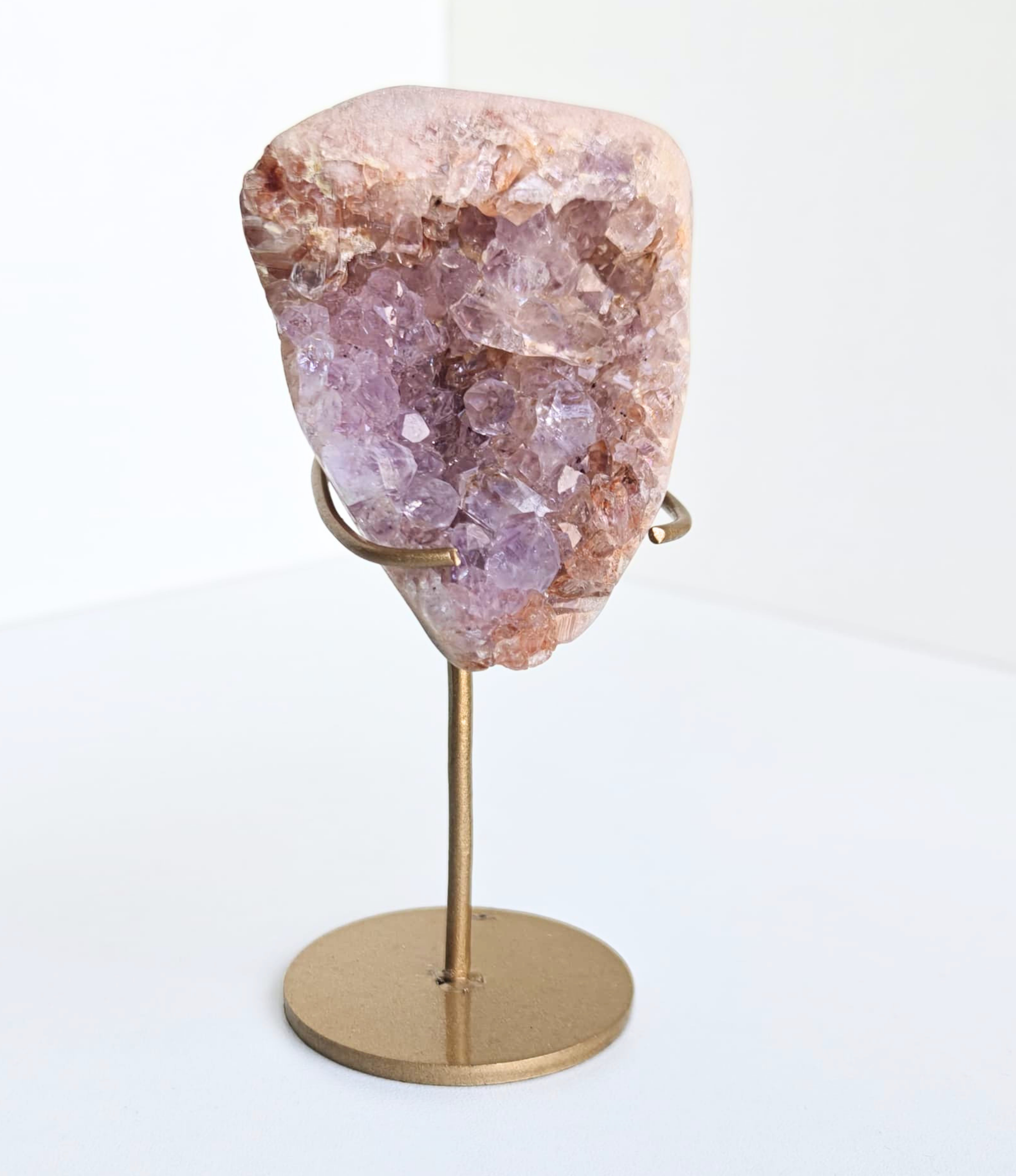 Roze amethist free form op standaard