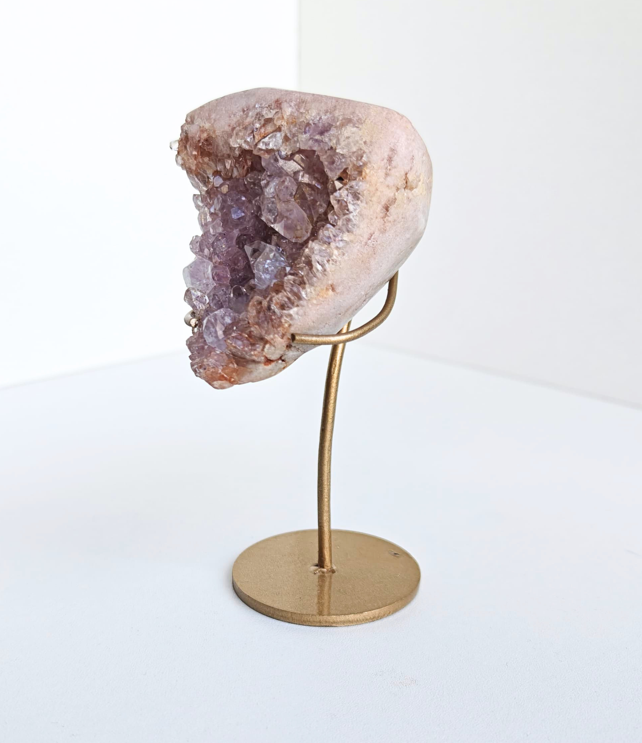 Roze amethist free form op standaard