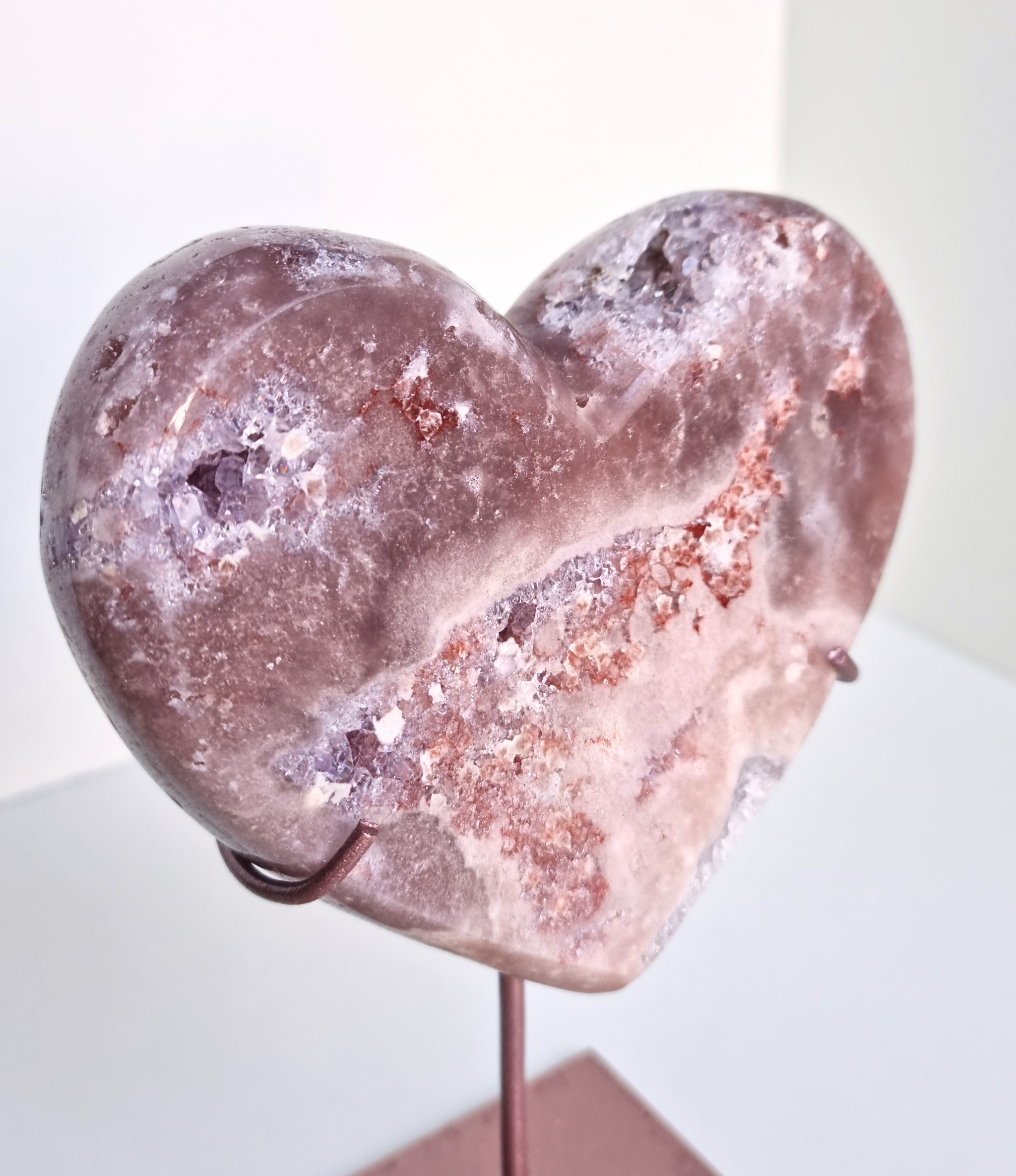 Roze amethist hart op standaard