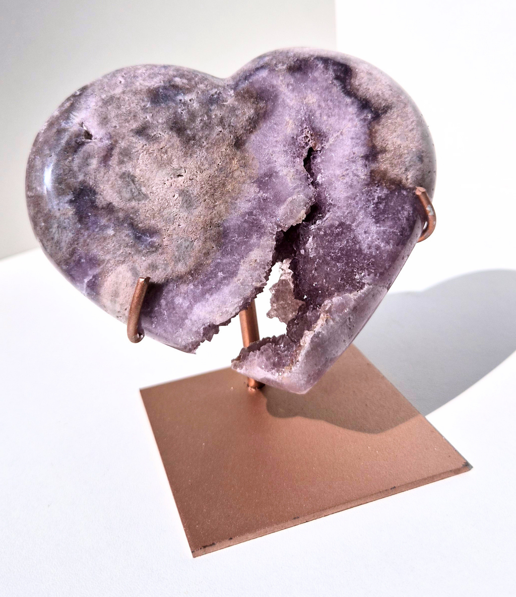 Roze amethist hart op standaard