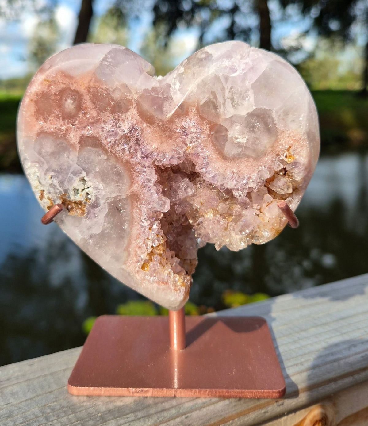 Roze amethist hart op standaard